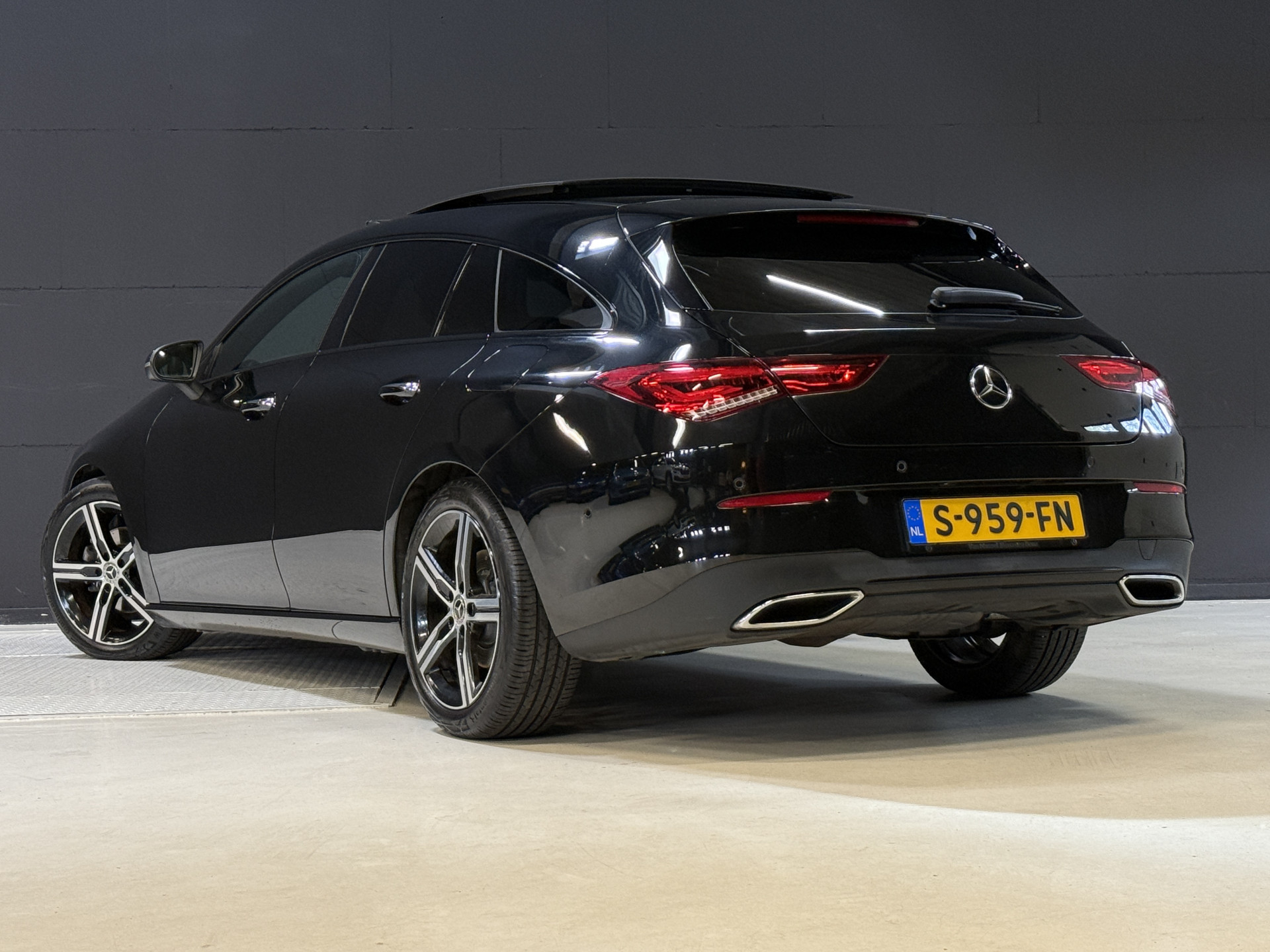 Mercedes-Benz CLA-klasse Shooting Brake 180 Luxury Line | Panoramadak | Leder | Camera | Sfeerverlichting