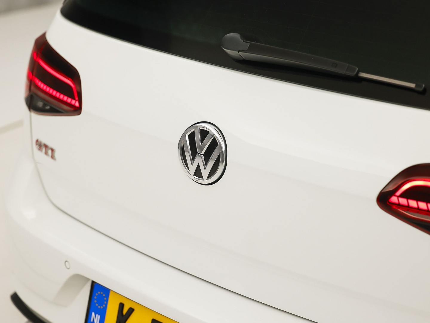 Volkswagen Golf 2.0 TSI GTI Performance 245Pk Automaat (VIRTUAL COCKPIT, APPLE CARPLAY, GROOT NAVI, MODE KNOP, DYNAUDIO, CAMERA, STOELVERWARMING, ADAPTIVE CRUISE, DODEHOEK DETECTOR, NIEUWSTAAT)