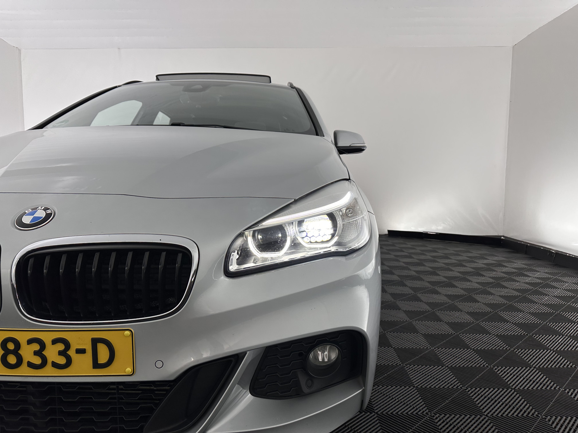 BMW 2-serie Active Tourer 225xe M-Sportpack iPerformance Centennial High Executiv (INCL-BTW) Aut. *PANO | HEAD-UP | LEATHER | FULL-LED | CAMERA | NAVI-FULLMAP | HEATED-SPORTSEATS | KEYLESS | ECC | PDC | CRUISE | 17''ALU*