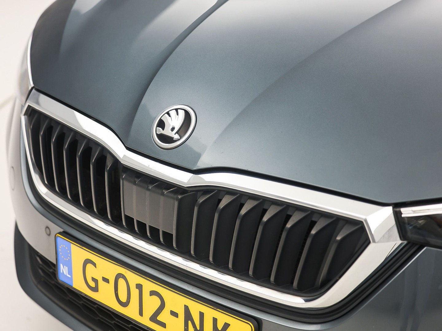 Škoda Scala 1.0 TSI Sport Automaat (VIRTUAL COCKPIT, APPLE CARPLAY, GROOT NAVI, CLIMATE, STOELVERWARMING, SPORTSTOELEN, PARKEERSENSOREN, LED KOPLAMPEN, NIEUWSTAAT)