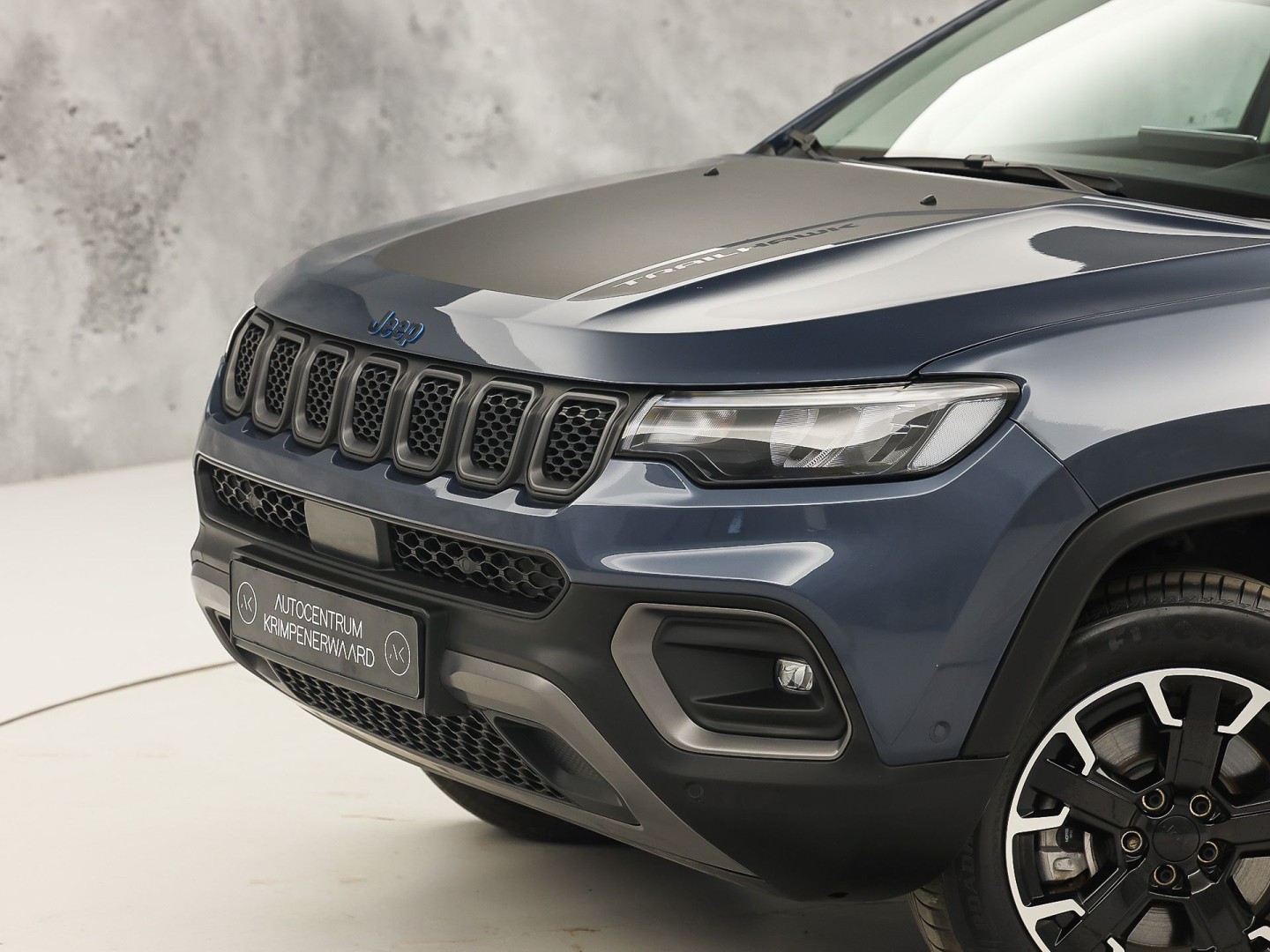 Jeep Compass 4xe 240 Plug-in Hybrid Electric Trailhawk 240Pk Automaat (PANORAMADAK, VIRTUAL COCKPIT, APPLE CARPLAY, GROOT NAVI, CAMERA, SPORTSTOELEN, GETINT GLAS, ADAPTIVE CRUISE, NIEUWSTAAT)