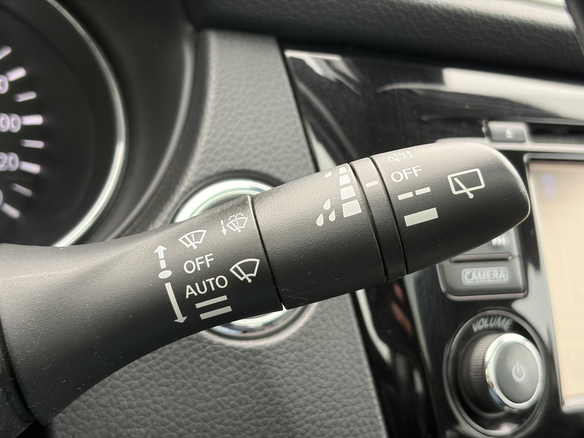Nissan Qashqai 1.2 N-Connecta ✓Net beurt gehad✓360° Camera✓Navi✓Trekhaak✓Pano✓Pdc V+A✓Keyless✓18'Lm velgen✓Clima✓Cruise✓Rijstrooksensor✓116pk✓6 Bak✓N.A.P✓Apk tot 10-2027