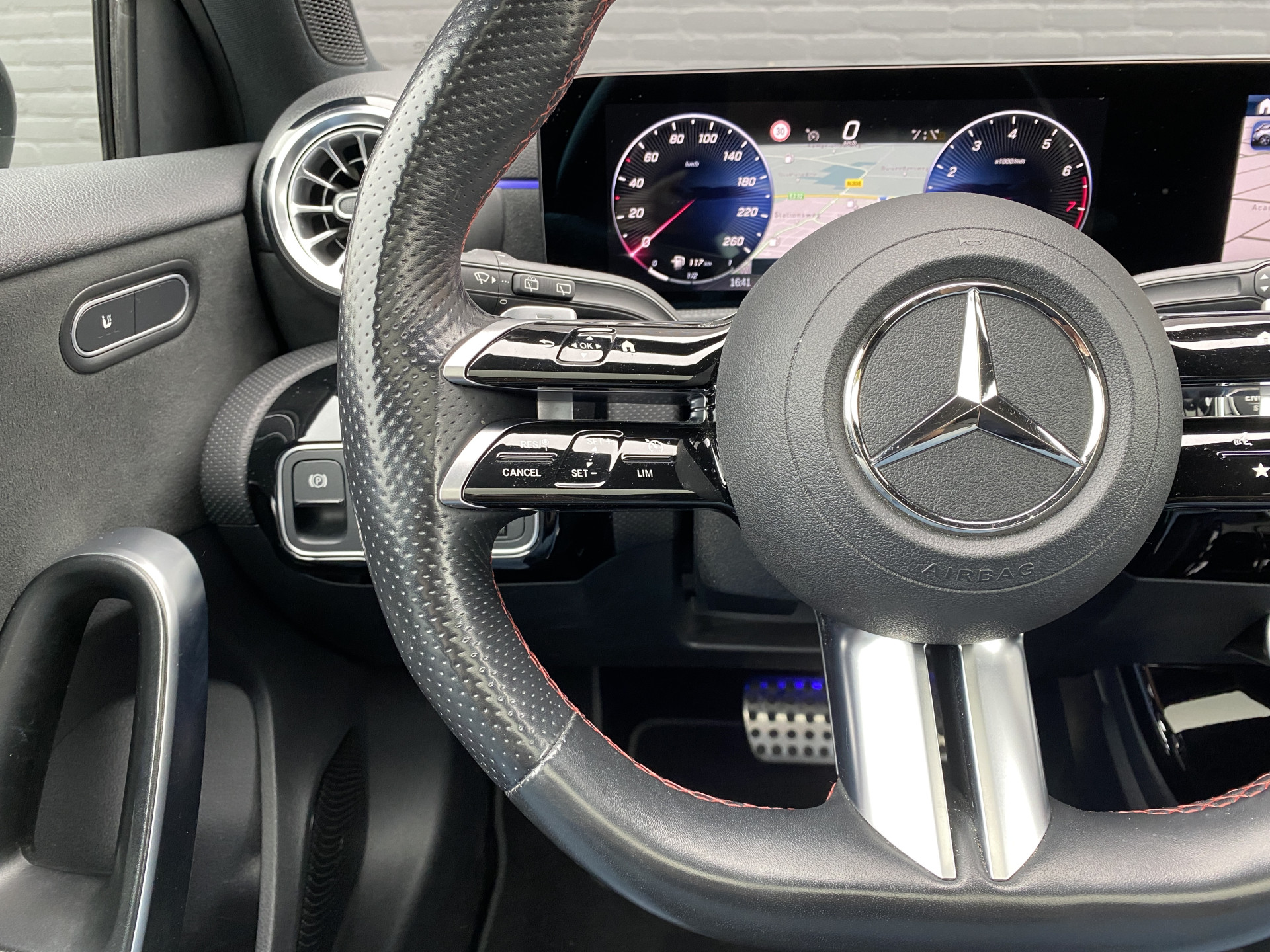 Mercedes-Benz A-klasse 180 AMG Line AUT. | 1e eigenaar | dealer onderh. | panoramadak | camera | night pakket | sfeerverlichting