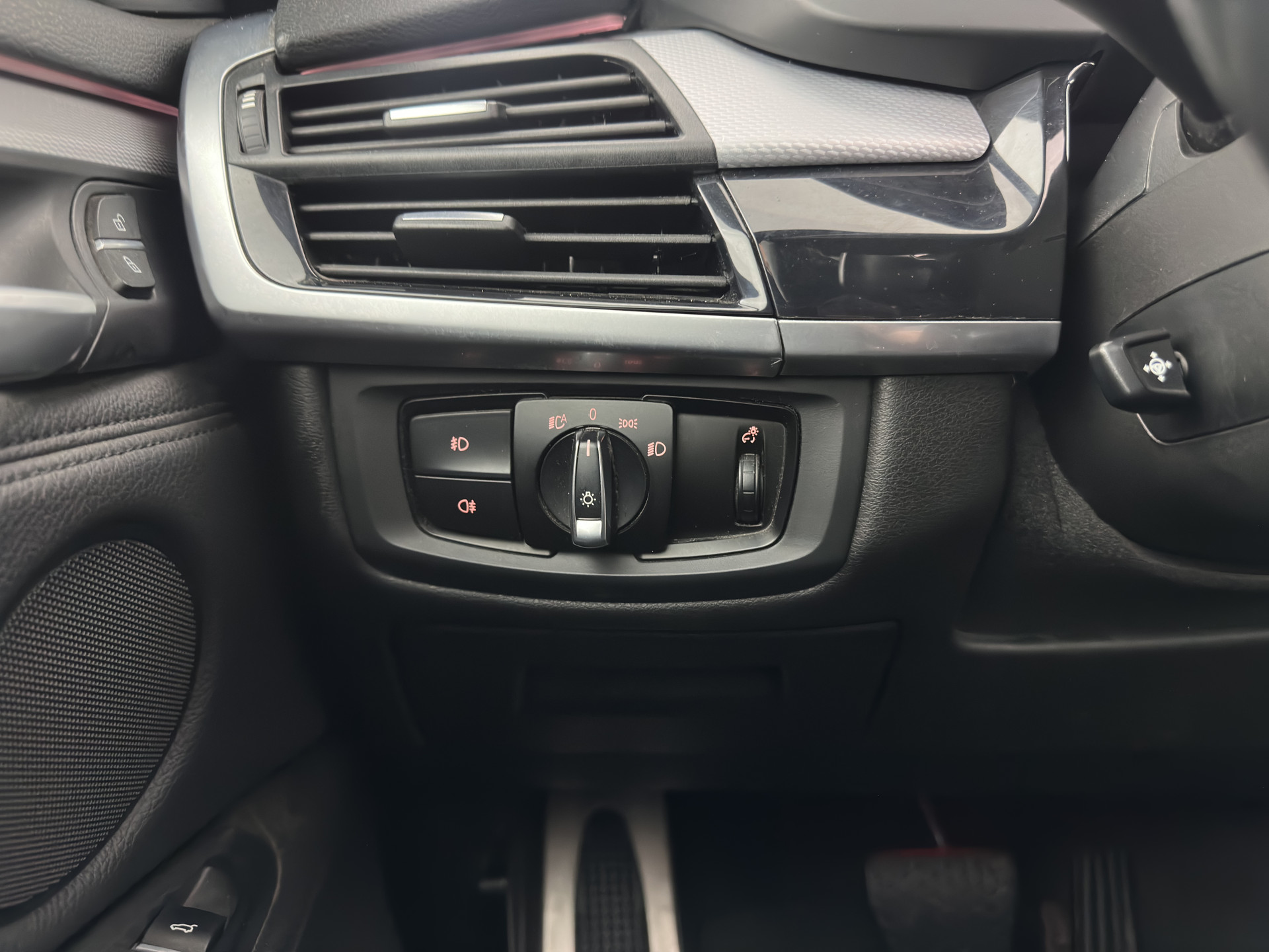 BMW X5 xDrive50i M-Sport High Executive [ 7-pers. ] Aut. *PANO | LUXURY-LEATHER | FULL-LED | HEAD-UP | MEMORY-PACK | DIGI-COCKPIT | KEYLESS | CAMERA | NAVI-FULLMAP | AMBIENT-LIGHT | HEATED-COMFORTSEATS | SHIFT-PADDLES | PRIVACY-GLASS | TOWBAR