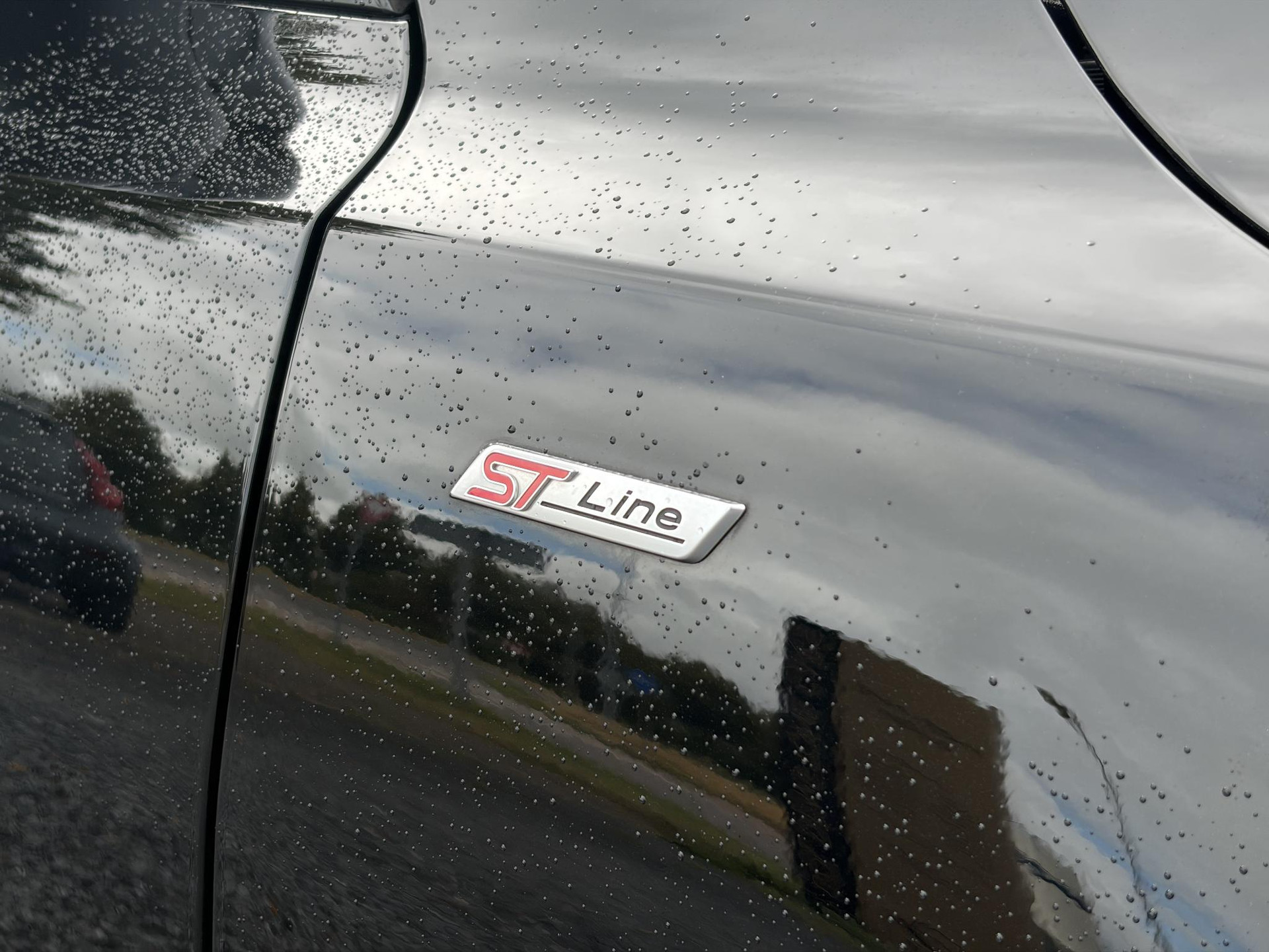 Ford Focus 1.0 EcoBoost ST Line Business 2e Eigenaar l Navi l Clima l Cruise l 125pk l Keyless l Pdc V+A l 18 '' Lmv  l N.A.P l Apk tot 02-2028