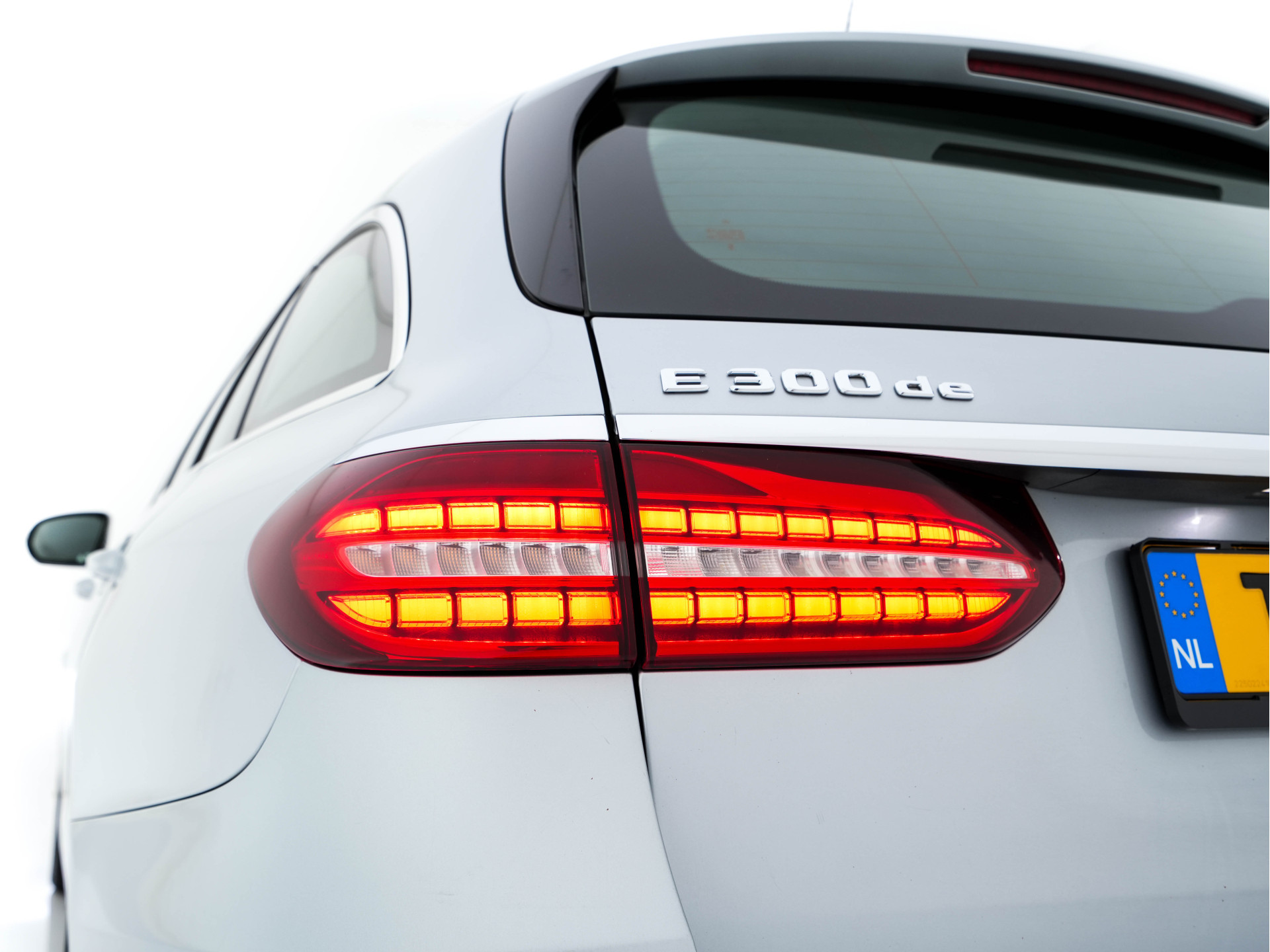 Mercedes-Benz E-klasse Estate 300 de Luxury Line ( Plug-in ) (INCL-BTW) Aut. *LUXURY-LEATHER | FULL-LED | WIDE-SCREEN-DIGICOCKPIT | BLIND-SPOT | AMBIENT-LIGHT | HEATED-SPORTSEATS | CAMERA | DAB+ | NAVI-FULLMAP | PDC | ADAPTIVE-CRUISE | ECC | 18''ALU*