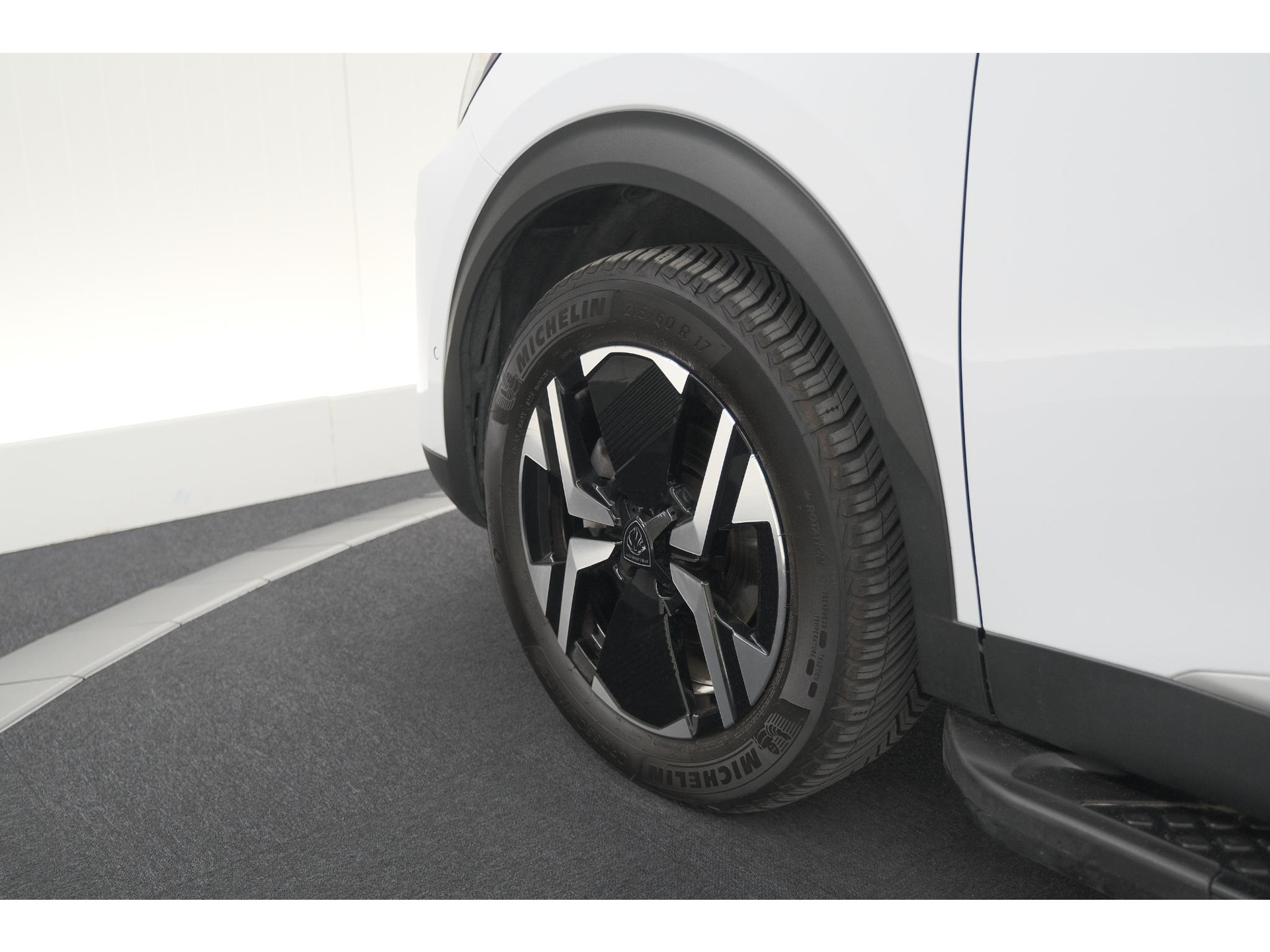 Peugeot 2008 PureTech 130 EAT8 Allure | Allseason banden | 360 Camera | Dodehoekdetectie | Apple Carplay | Stoelverwarming