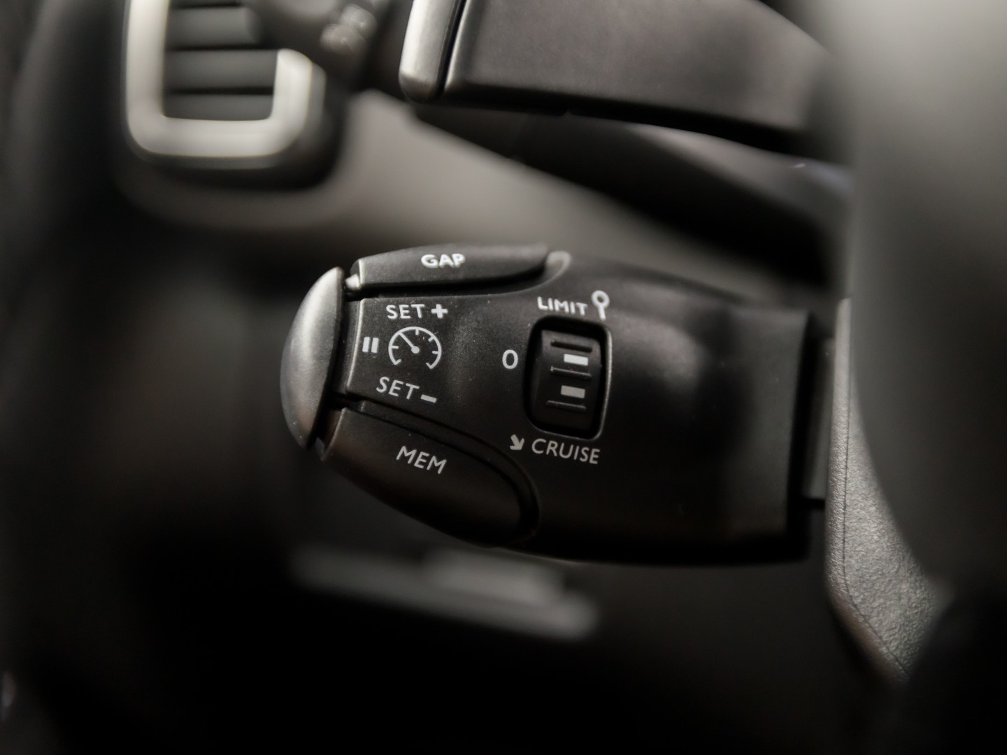 Citroën C5 Aircross 1.6 PureTech Sport 181Pk Automaat (APPLE CARPLAY, GROOT NAVI, 360 CAMERA, LM VELGEN, TREKHAAK, SPORTSTOELEN, KEYLESS, ADAPTIVE CRUISE, NIEUWSTAAT)