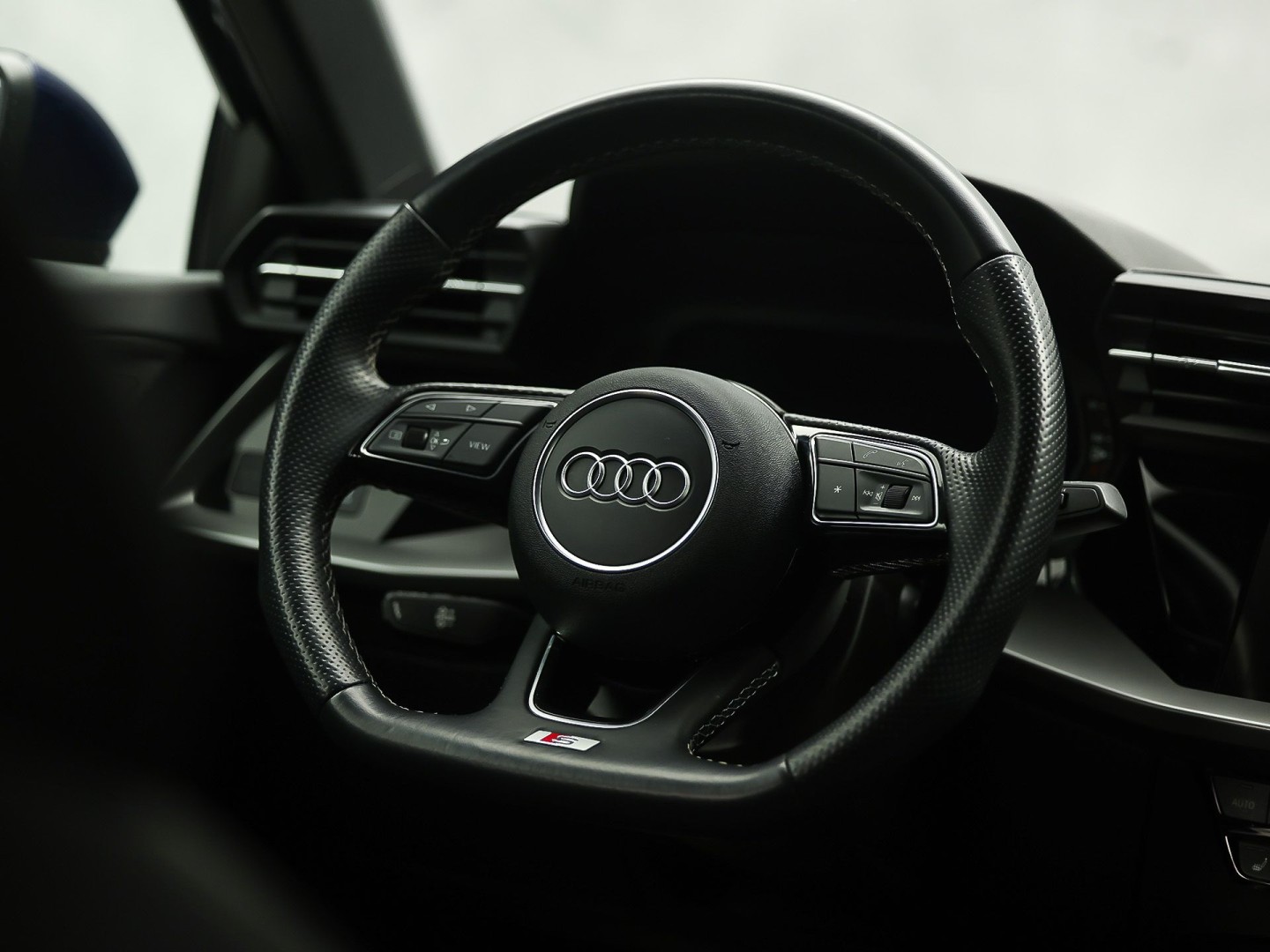 Audi A3 Sportback 30 TFSI S-Line Automaat (2X S-LINE, APPLE CARPLAY, STOELVERWARMING, PLAT S-LINE SPORTSTUUR, GETINT GLAS, SPORTSTOELEN, PARKEERSENSOREN, NIEUWSTAAT)