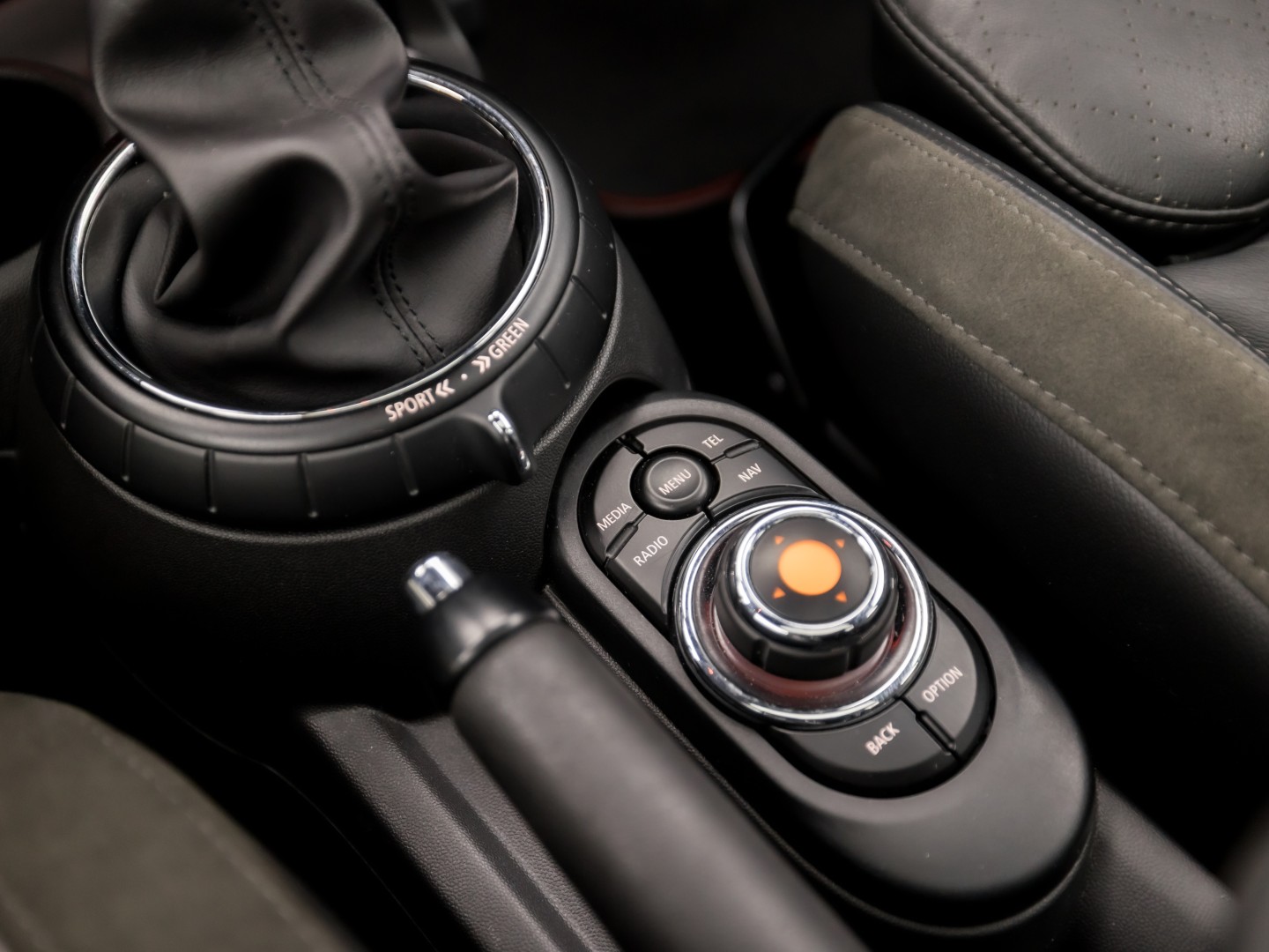 MINI 5-deurs 1.5 Cooper Chili Sport Automaat 136Pk (PANORAMADAK, 1e EIGENAAR, DEALER ONDERHOUDEN, 5 DEURS, NAVIGATIE, LEDER, SPORTSTOELEN, GETINT GLAS, PARKEERSENSOREN, NIEUWSTAAT)
