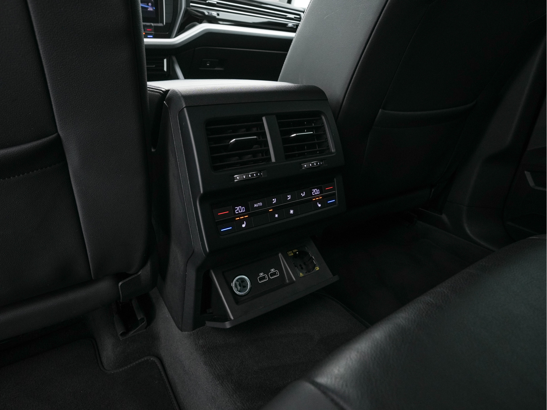 Volkswagen Touareg 3.0 TDI R-Line (INCL-BTW) Aut. *LEATHER | FULL-LED | BLIND-SPOT | HEATED-COMFORTSEATS | AIR-SUSPENSION | KEYLESS | CAMERA | NAVI-FULLMAP | PRIVACY-GLASS | ADAPTIVE-CRUISE |  SHIFT-PADDLES | TOWBAR*