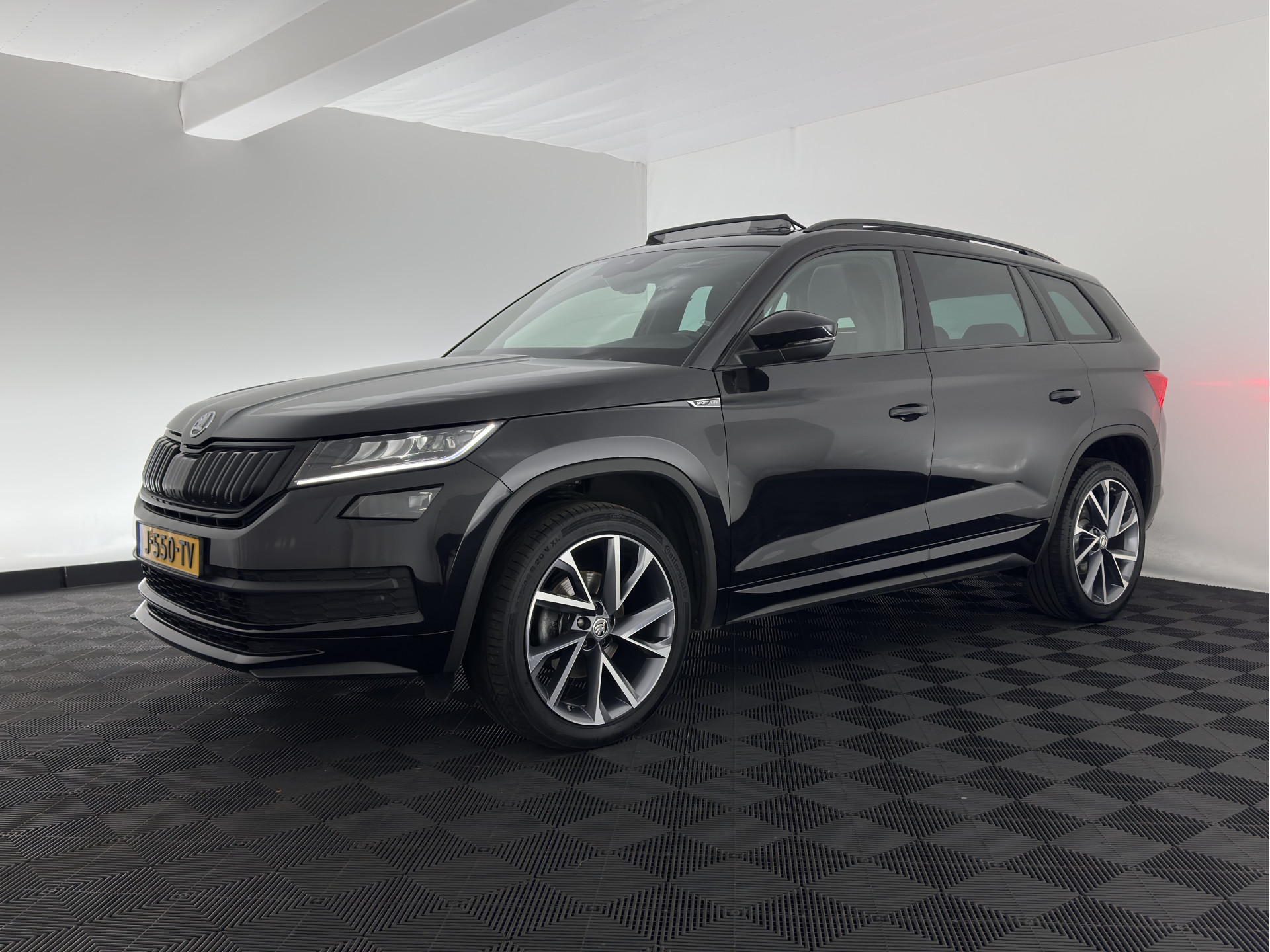 ŠKODA Kodiaq 1.5TSI Sportline (INCL-BTW) Aut. *PANO | 20" ALU | TOW BAR | LEATHER-MICROFIBRE | FULL-LED | MEMORY-PACK | SPORTSEATS | SHIFT-PADDLES | ADAPTIVE-CRUISE | DIGI-COCKPIT | NAVI-FULLMAP | CANTON-AUDIO | DAB | AMB