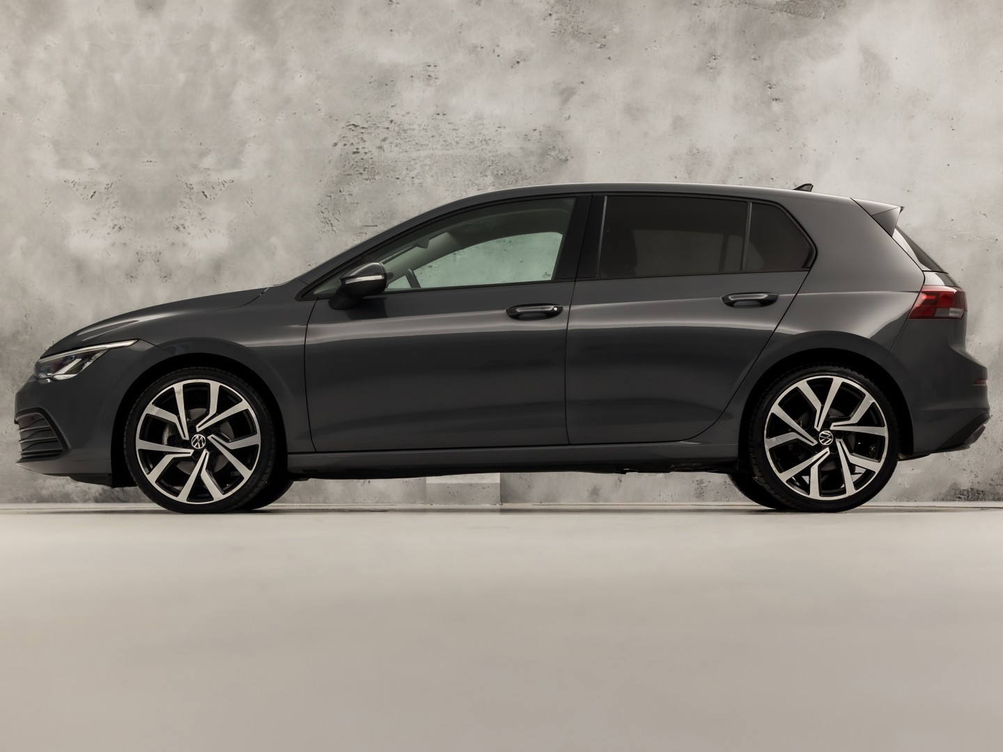 Volkswagen Golf 1.5 TSI Sport 150Pk Automaat (APPLE CARPLAY, GROOT NAVI, STUUR/STOELVERWARMING, SPORTSTOELEN, GETINT GLAS, SFEERVERLICHTING, KEYLESS, NIEUWSTAAT)