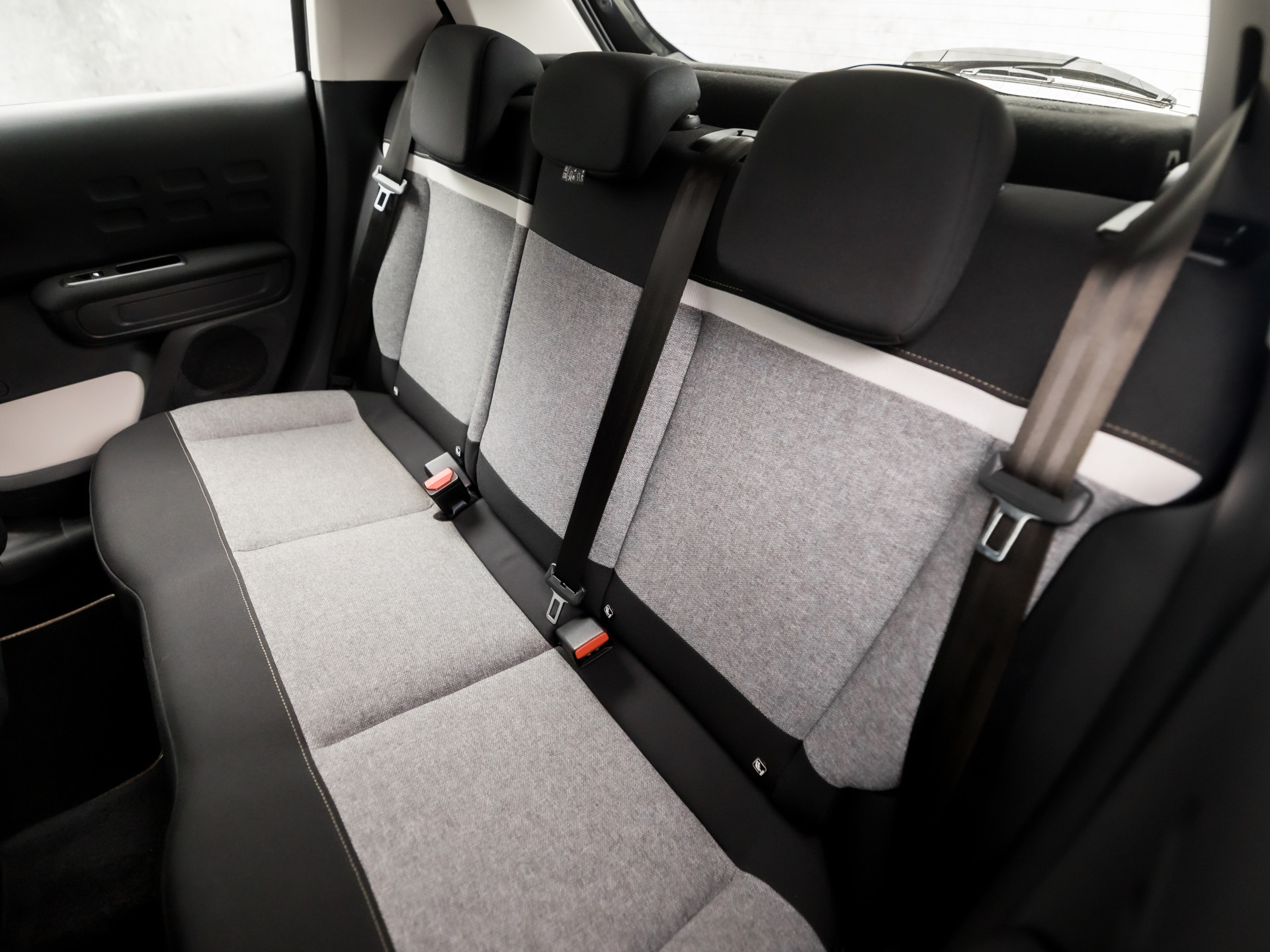 Citroën C3 1.2 PureTech S&S Origins (APPLE CARPLAY, NAVIGATIE, 360 CAMERA, LANE ASSIST, SPORTSTOELEN, LM VELGEN, PARKEERSENSOREN, CRUISE, NIEUWE APK, NIEUWSTAAT)