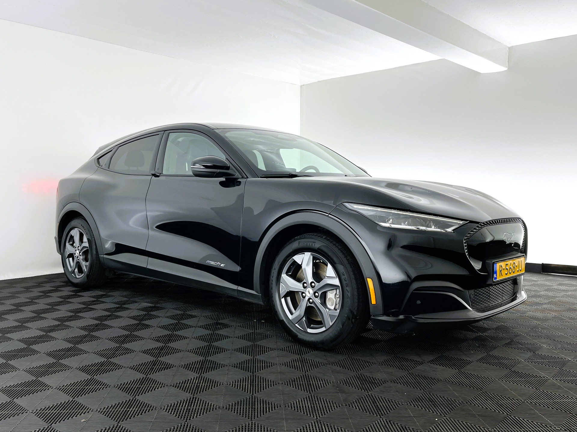 Ford Mustang Mach-E RWD 75 kWh [ 3-Fase-11kW ] {SOH-83%} (INCL-BTW)  Aut. *LEATHER | FULL-LED | DAB | DIGI-COCKPIT | KEYLESS | NAVI-FULLMAP | CARPLAY | HEATED-COMFORTSEATS | TOPVIEW | ADAPTIVE-CRUISE | PRIVACY-GLASS | 18'' ALU*