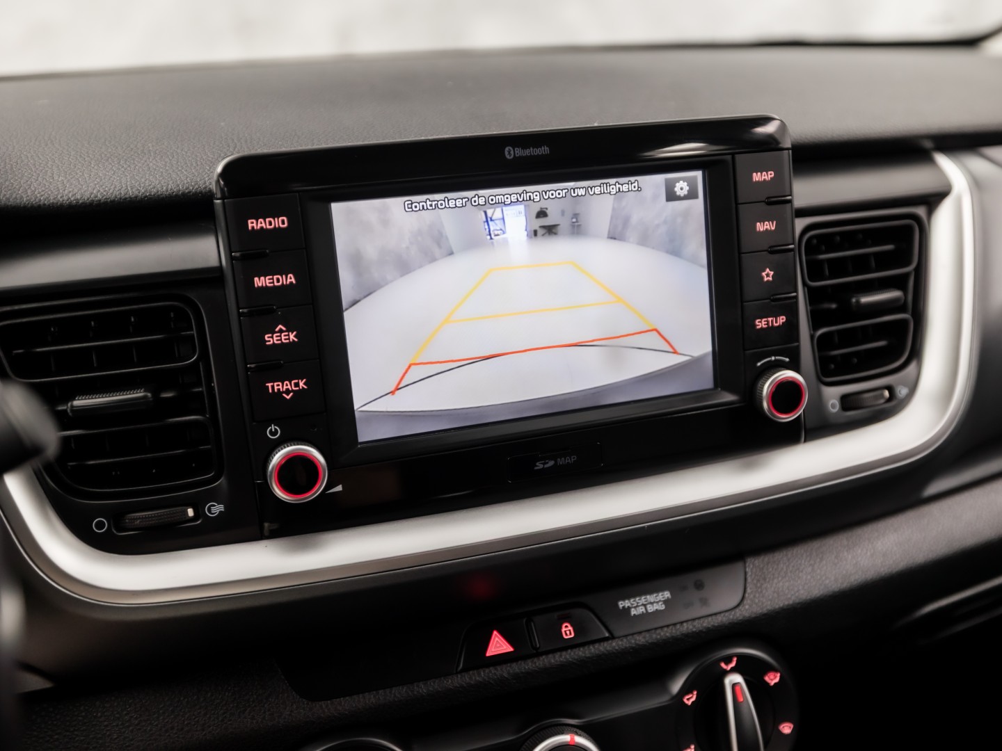 Kia Stonic 1.2 Navigator Sport (APPLE CARPLAY, NAVIGATIE, CAMERA, LM VELGEN, SPORTSTOELEN, PARKEERSENSOREN, ELEK RAMEN, NIEUWSTAAT)