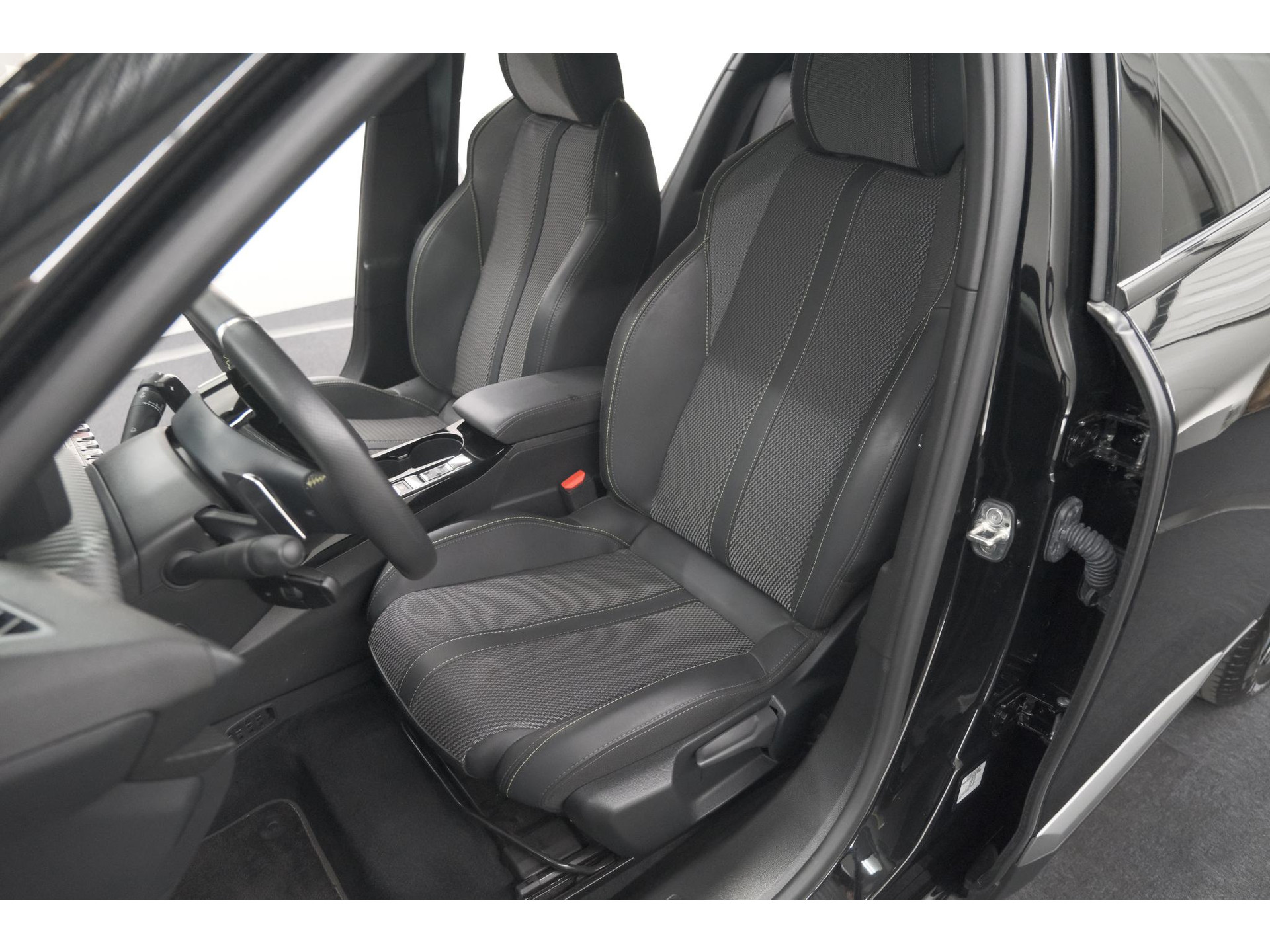 Peugeot 2008 1.2 Hybrid 145 GT | Camera | Apple Carplay | Parkeersensoren