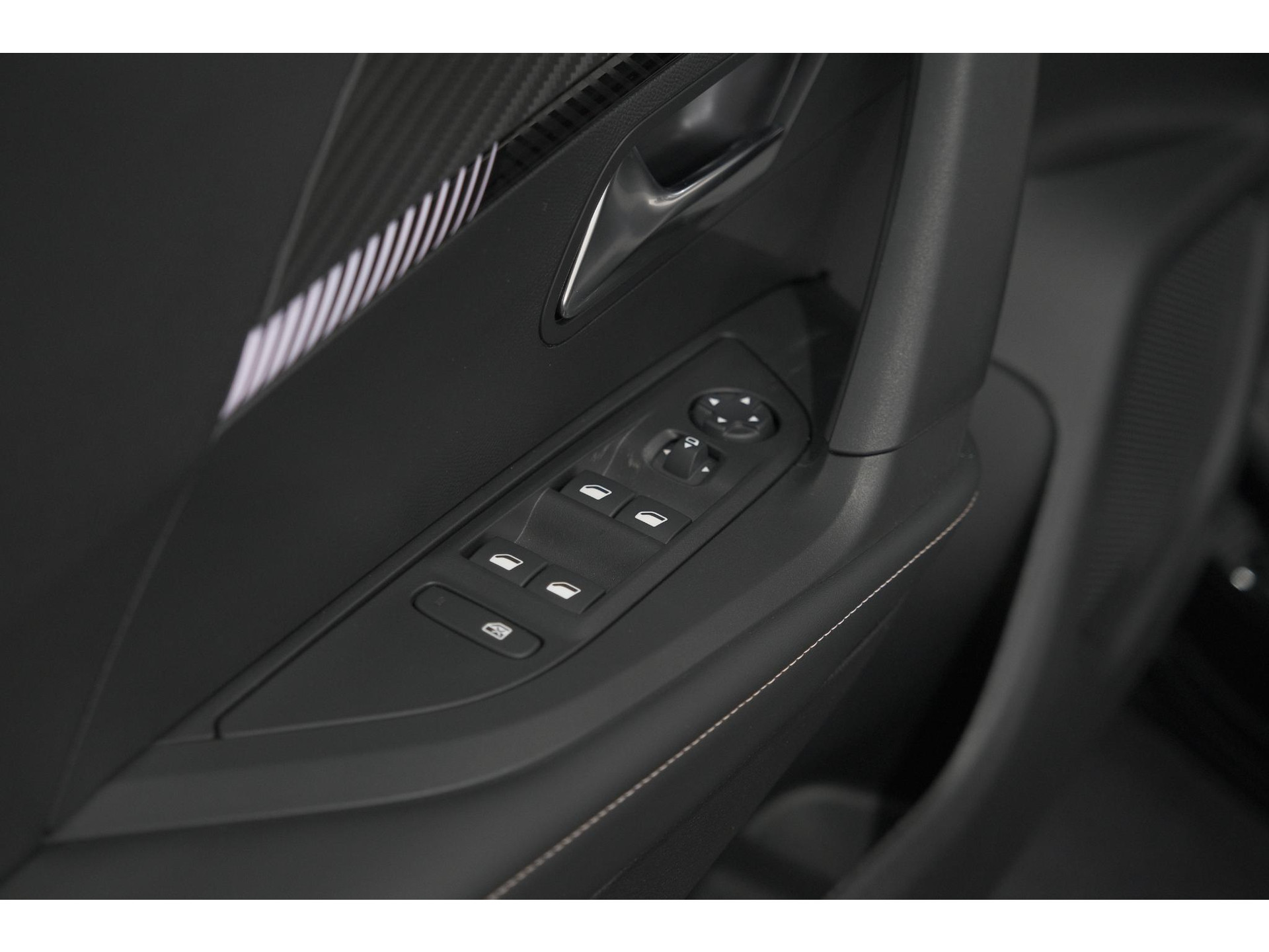 Peugeot 2008 1.2 Hybrid 145 Allure | 360 Camera | Adaptieve Cruise Control | Dodehoekdetectie | Apple Carplay