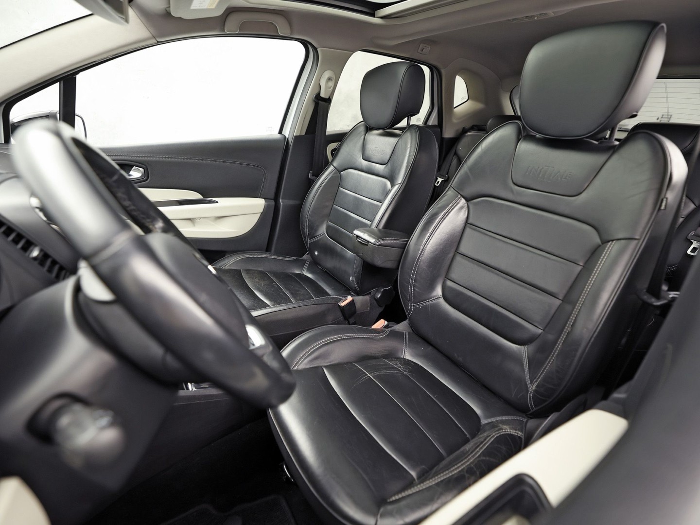Renault Captur 1.2 TCe Initiale Paris (PANORAMADAK, NAVIGATIE, LEDER, STOELVERWARMING, CLIMATE, CAMERA, SPORTSTOELEN, GETINT GLAS, CRUISE, NIEUWSTAAT)