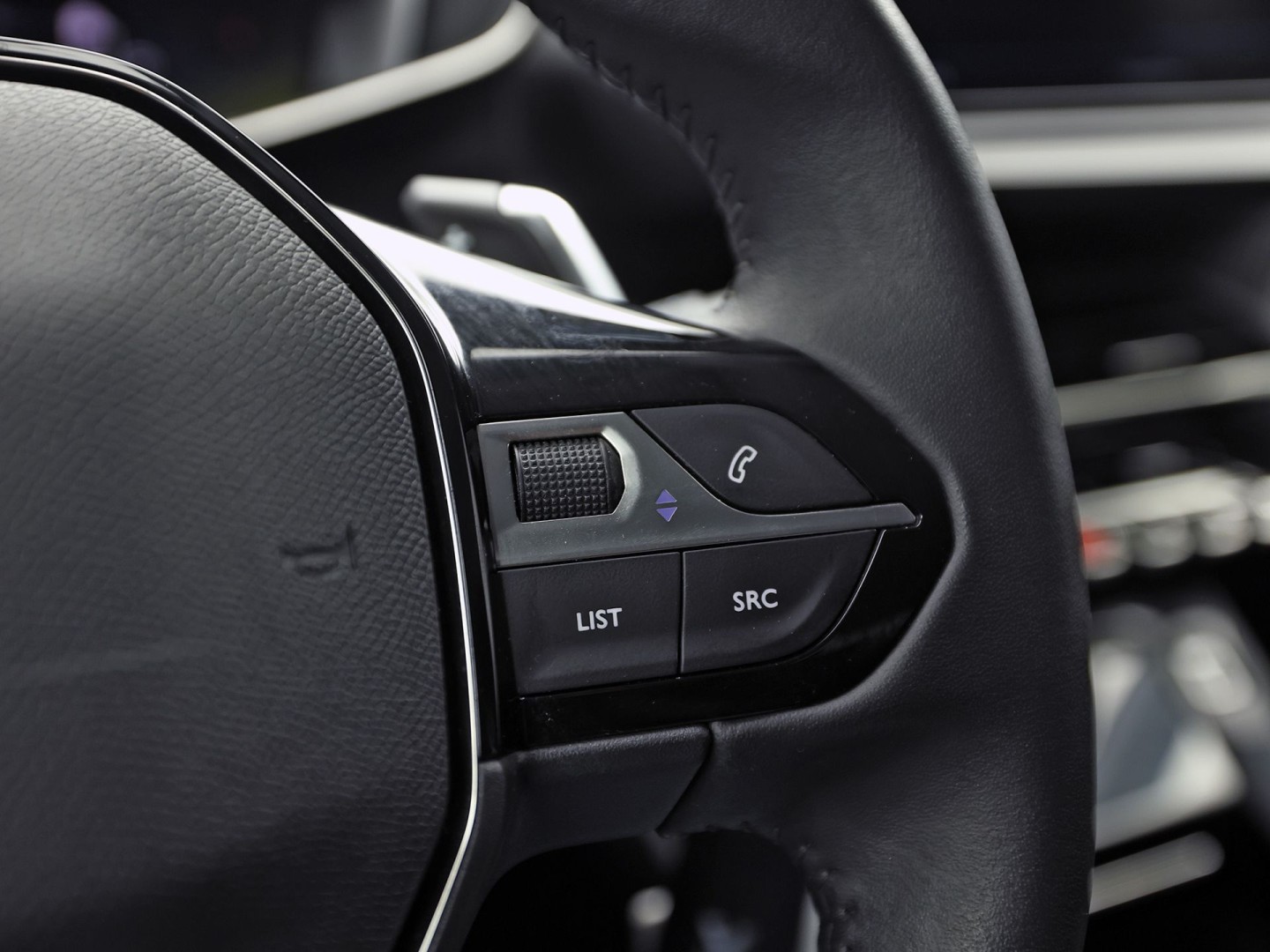 Peugeot 208 1.2 PureTech Allure Pack Automaat (VIRTUAL COCKPIT, BLACK PACK, APPLE CARPLAY, GROOT NAVI, 360 CAMERA, SPORTSTOELEN, GETINT GLAS, LM VELGEN, NIEUWSTAAT)