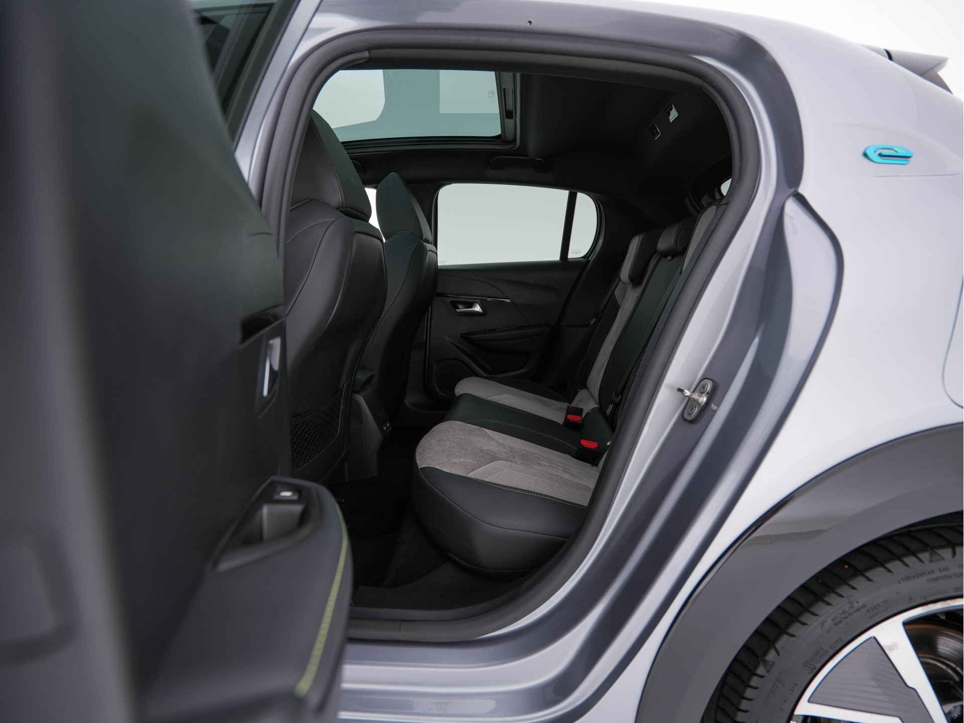 Peugeot e-208 EV GT-Line 350 50 kWh (INCL-BTW) *PANO | FULL-LED | DIGI-COCKPIT | BLINDSPOT | CAMERA | LEATHER-ALCANTARA | AMBIENT-LIGHT | NAVI-FULLMAP | LANE-ASSIST | KEYLESS | DAB | CCS-FASTLOADER | HEATED-SPORTSEATS | 17"ALU