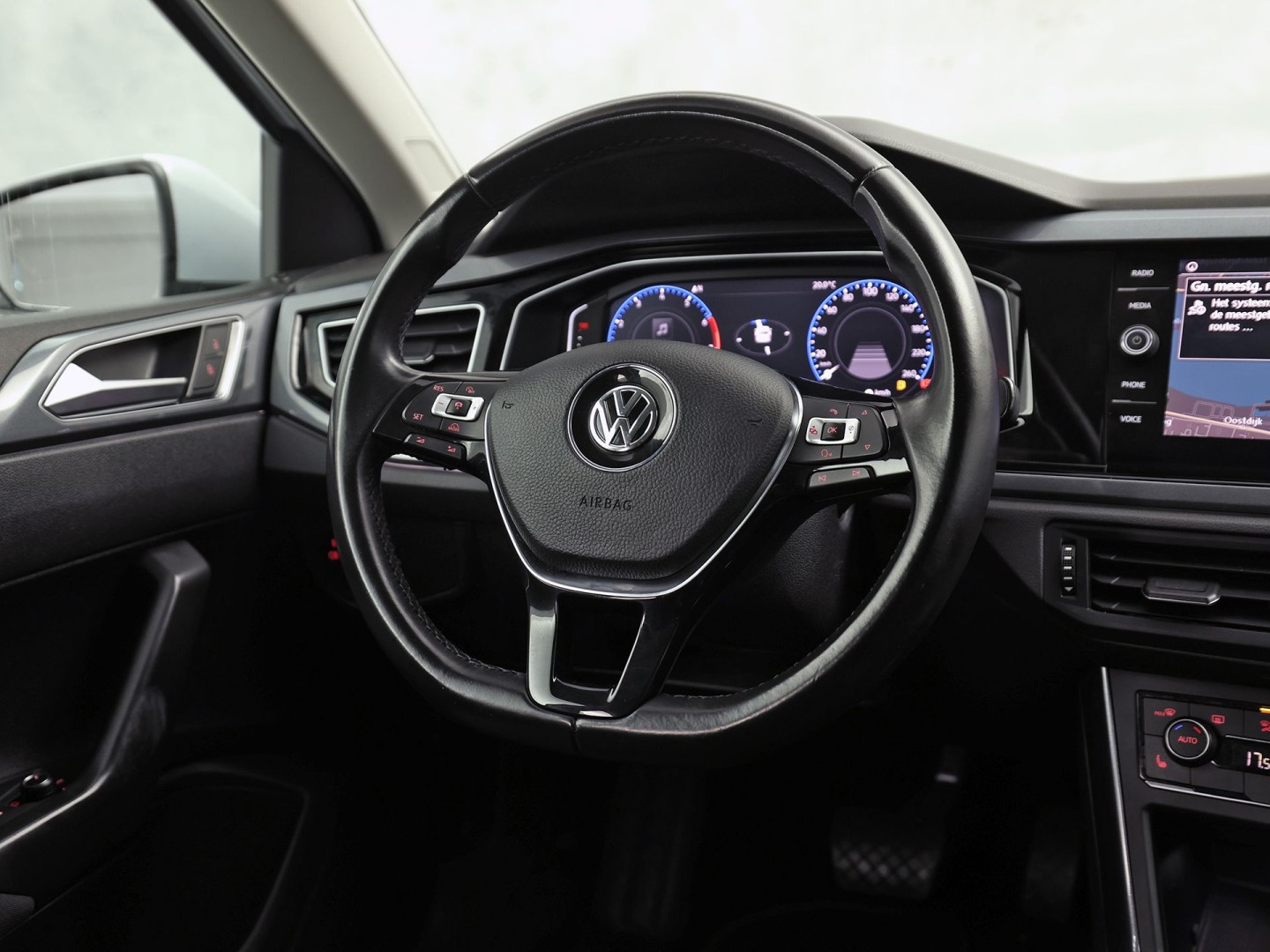 Volkswagen Polo 1.0 TSI Sportline Automaat (VIRTUAL COCKPIT, APPLE CARPLAY, GROOT NAVI, CLIMATE, CAMERA, STOELVERWARMING, SPORTSTOELEN, GETINT GLAS, KEYLESS START, ADAPTIVE CRUISE, NIEUWSTAAT)