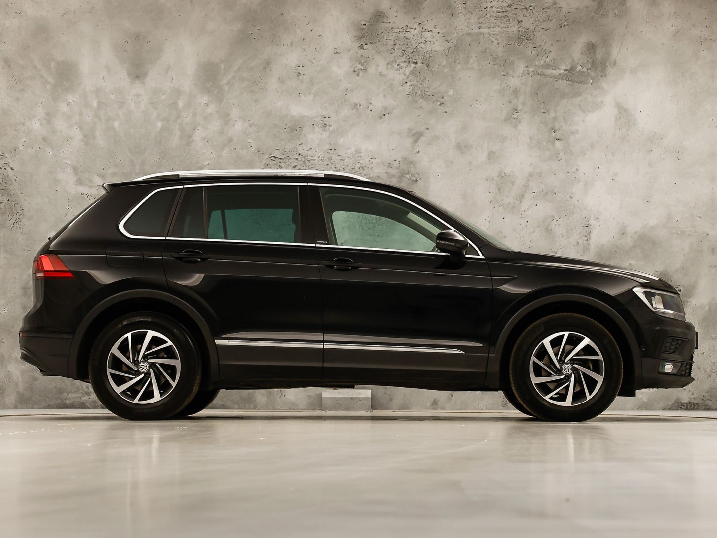 Volkswagen Tiguan 1.5 TSI ACT Highline 150Pk Automaat (VIRTUAL COCKPIT, APPLE CARPLAY, GROOT NAVI, CAMERA, STOELVERWARMING, SPORTSTOELEN, GETINT GLAS, ADAPTIVE CRUISE, NIEUWSTAAT)