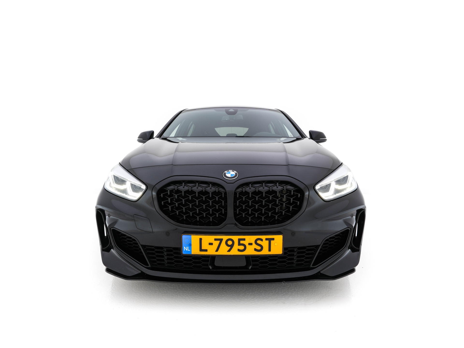 BMW 1-serie M135i xDrive M-Sportpack High Executive Aut. *ALCANTARA-MICROFIBRE | FULL-LED | HEATED-SPORTSEATS | SHIFT-PADDLES | DIGI-COCKPIT | HEAD-UP | NAVI-FULLMAP | DAB+ | PRIVACY-GLASS | AMBIENT-LIGHT | CARBON-INLAY | CARPLAY | 19''ALU*