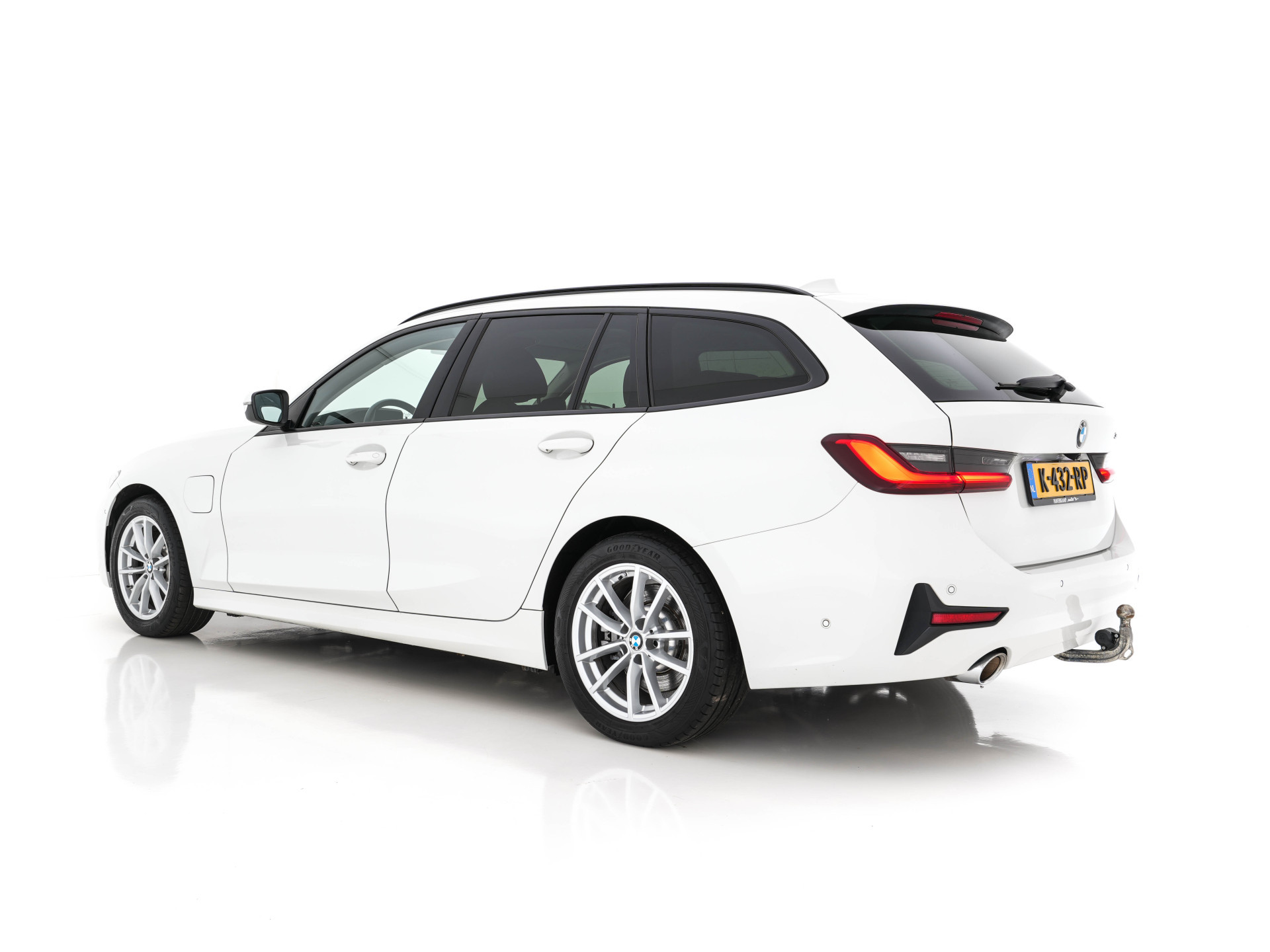 BMW 3-serie Touring 330e Plug-In (INCL-BTW) *LUXURY-LEATHER | NAVI-FULLMAP |  DIGI-COCKPIT | FULL-LED | DAB | ECC | PDC | ADAPTIVE-CRUISE | HEATED-SPORSEATS | KEYLESS | PRIVACY-GLASS | KEYLESS | CARPLAY | TOWBAR | 17"ALU*
