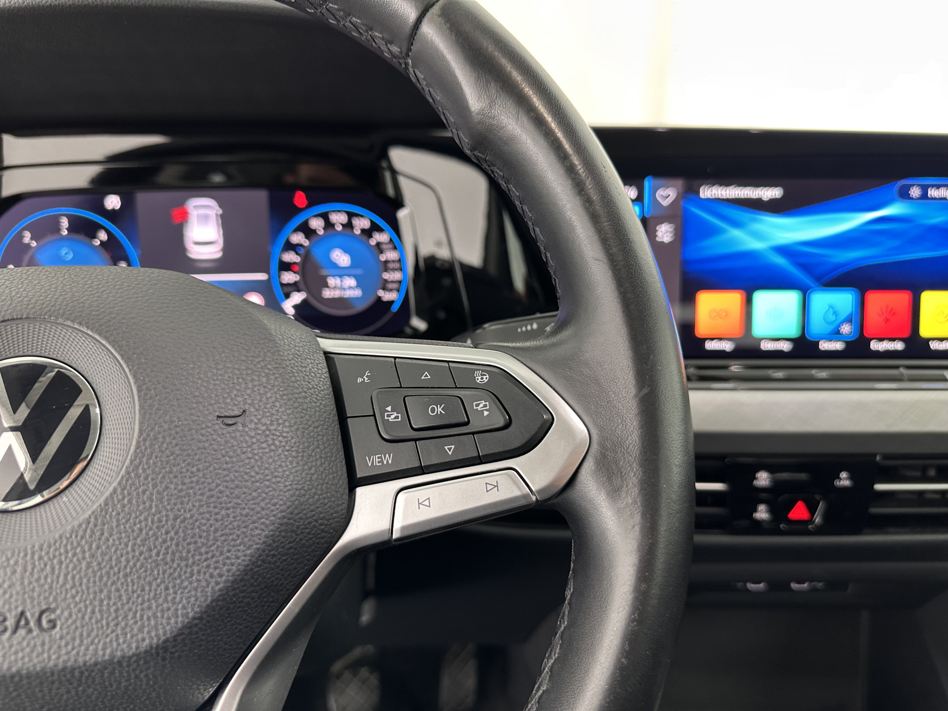 Volkswagen Golf Variant 2.0 TDI Life Business (INCL-BTW)  *FULL-LED | DIGI-COCKPIT | NAVI-FULLMAP | HEATED-COMFORTSEATS | KEYLESS | DAB+ | CARPLAY | ECC | AMBIENT-LIGHT | PDC | 16''ALU*