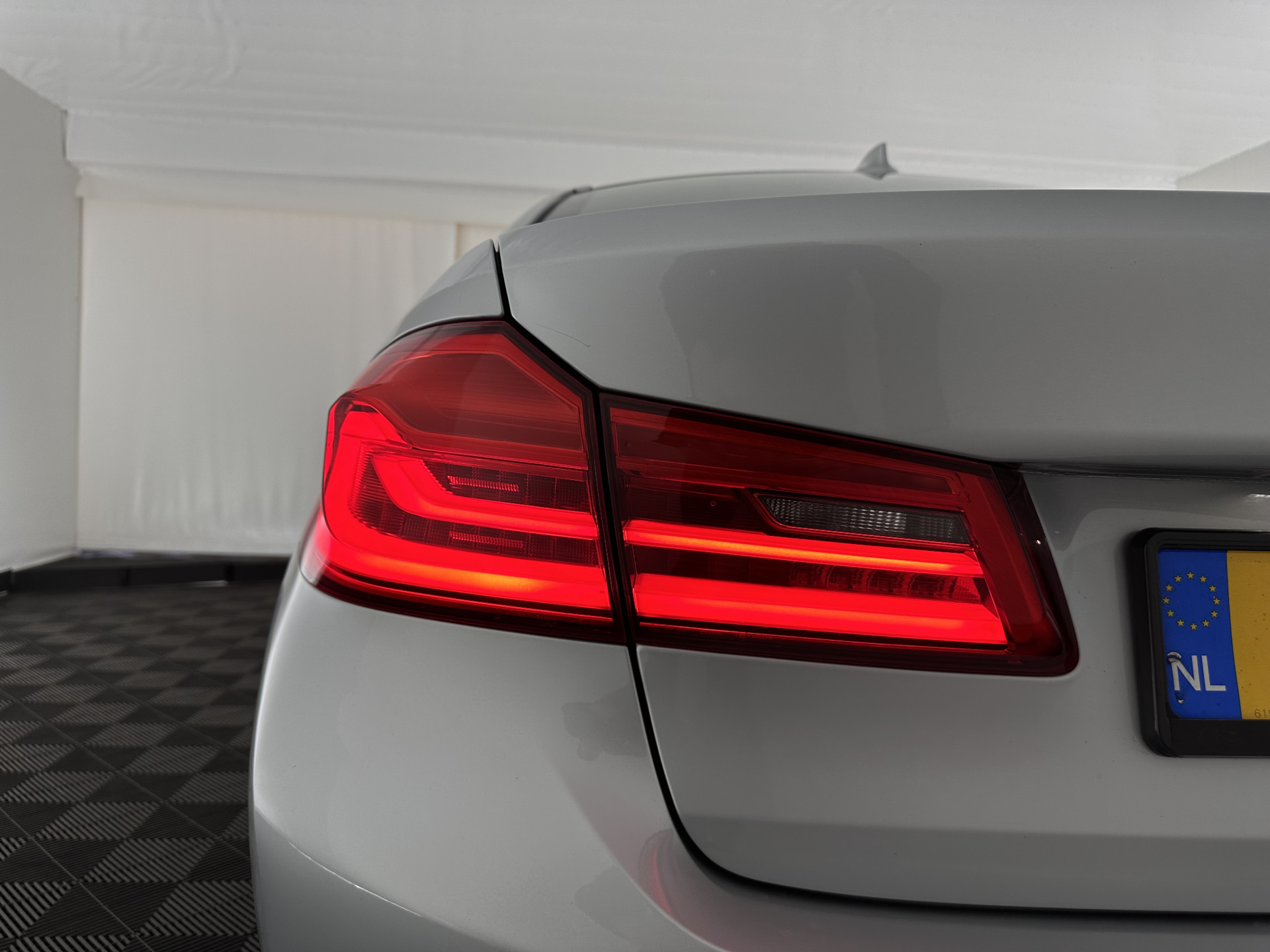 BMW 5-serie 530e iPerformance High Executive (Plug-in) Aut.*PANO | LEATHER | FULL-LED | TOPVIEW | KEYLESS | HARMAN/KARDON | BLINDSPOT | MEMORY-PACK | HEATED-COMFORTSEATS | DIGI-COCKPIT | AMBIENTLIGHT | NAVI-FULLMAP | 20''ALU*