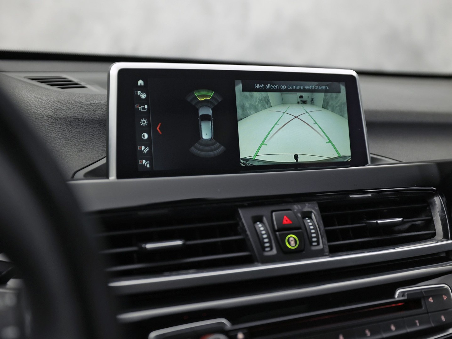BMW X1 sDrive18i Sport High Executive 140Pk Automaat (PANORAMADAK, GROOT NAVI, MEMORY SEAT, LEDER, CAMERA, SPORTSTOELEN, TREKHAAK, STOELVERWARMING, NIEUWSTAAT)