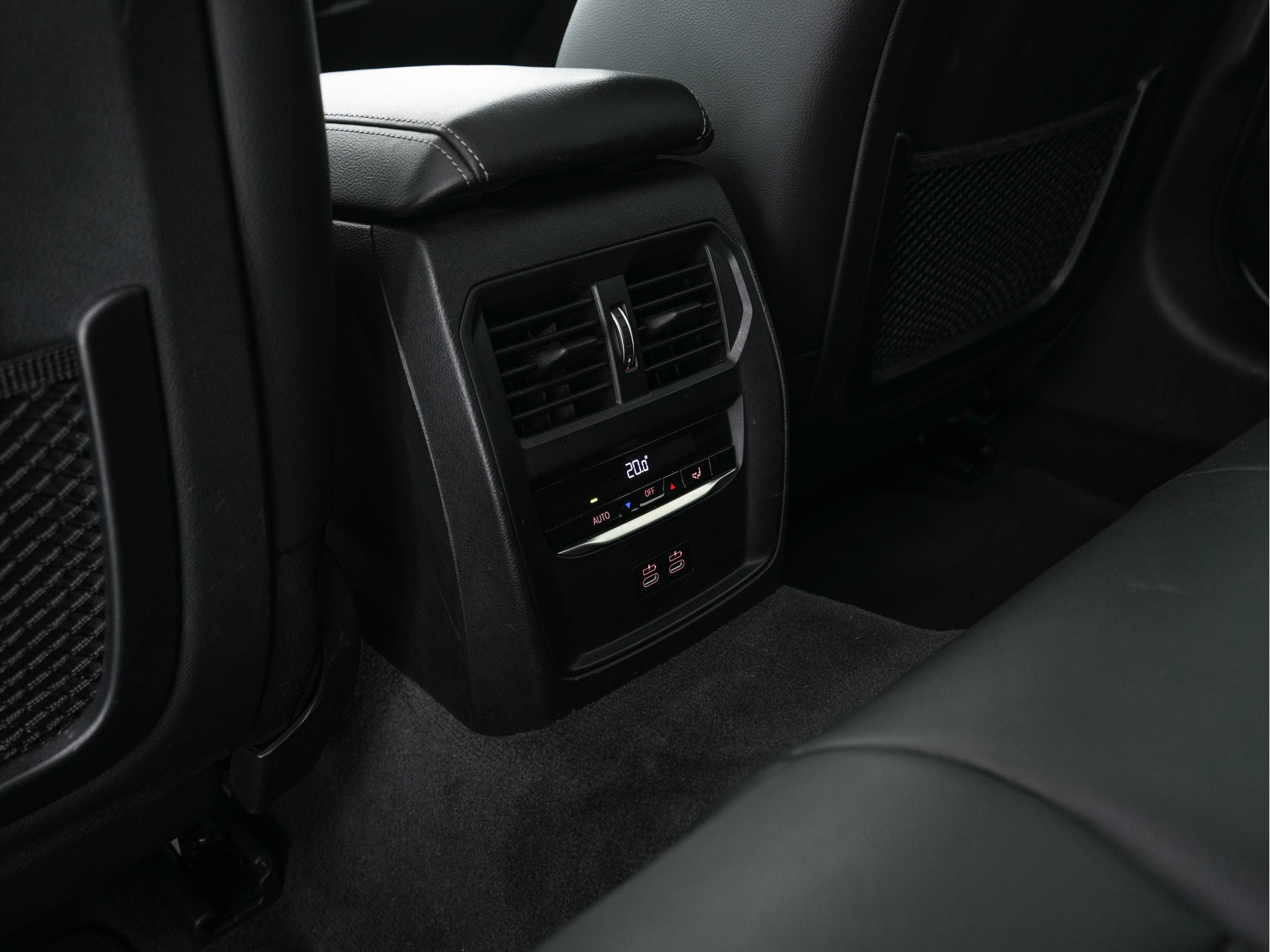 BMW 3-serie Touring 330e Plug-In (INCL-BTW) *LUXURY-LEATHER | NAVI-FULLMAP |  DIGI-COCKPIT | FULL-LED | DAB | ECC | PDC | ADAPTIVE-CRUISE | HEATED-SPORSEATS | KEYLESS | PRIVACY-GLASS | KEYLESS | CARPLAY | TOWBAR | 17"ALU*