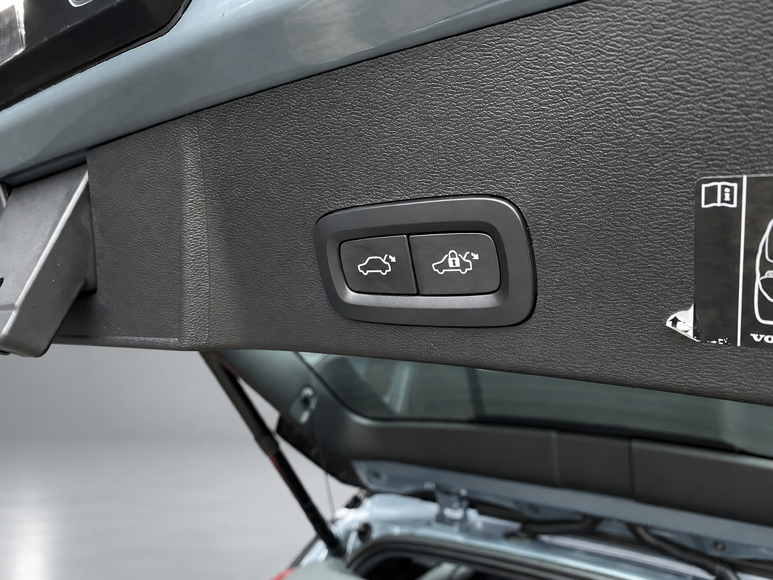 Volvo XC40 Recharge P8 AWD R-Design 408 pk | apple carplay | stoel-stuurverwarming | leder-alcantara | elektr. a. klep | BTW