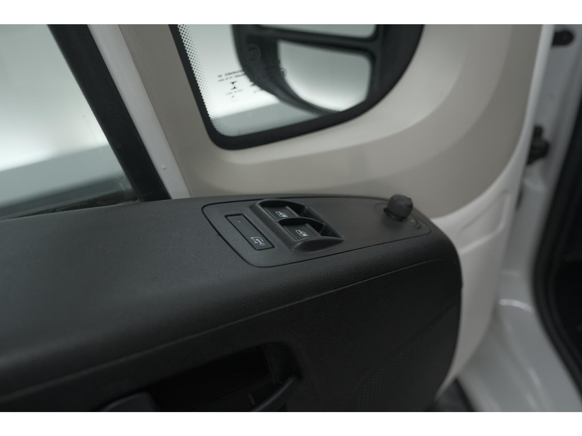 Peugeot Boxer 330 2.2 BlueHDi 140 L2H2 Premium | Navigatie | Houtenvloer In Laadruimte | Airco