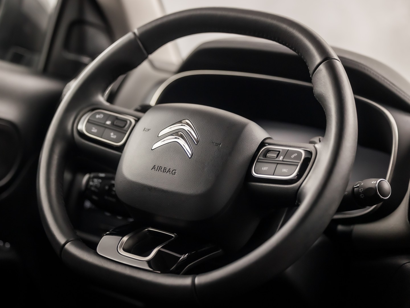 Citroën C5 Aircross 1.6 Plug-in Hybrid 225 Deluxe Sport 225Pk Automaat (APPLE CARPLAY, SOH 93%, GROOT NAVI, 360 CAMERA, GETINT GLAS, ELEK SPORTSTOELEN, LEDER, STOELVERWARMING, ADAPTIVE CRUISE, NIEUWSTAAT)