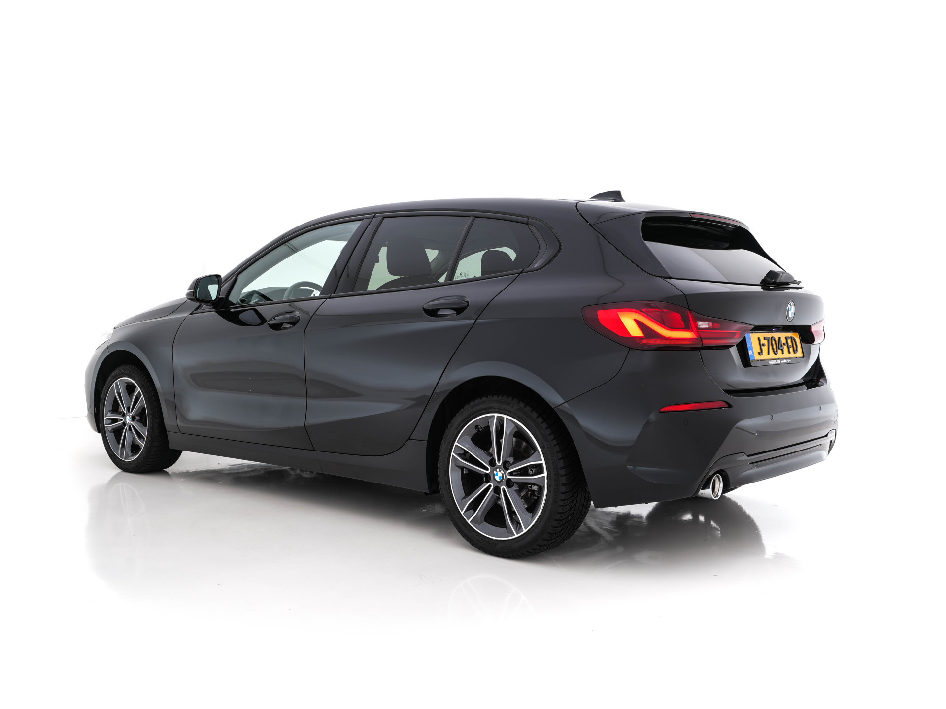 BMW 1-serie 116d Executive Edition Sport-Line (INCL-BTW) *DIGI-COCKPIT | FULL-LED | NAVI-FULLMAP | LEATHER-MICROFIBRE | AMBIENT-LIGHT | CARPLAY | CRUISE | KEYLESS | HEATED-SPORTSEATS | PRIVACY-GLASS | DAB | ECC | PDC | 17"ALU*