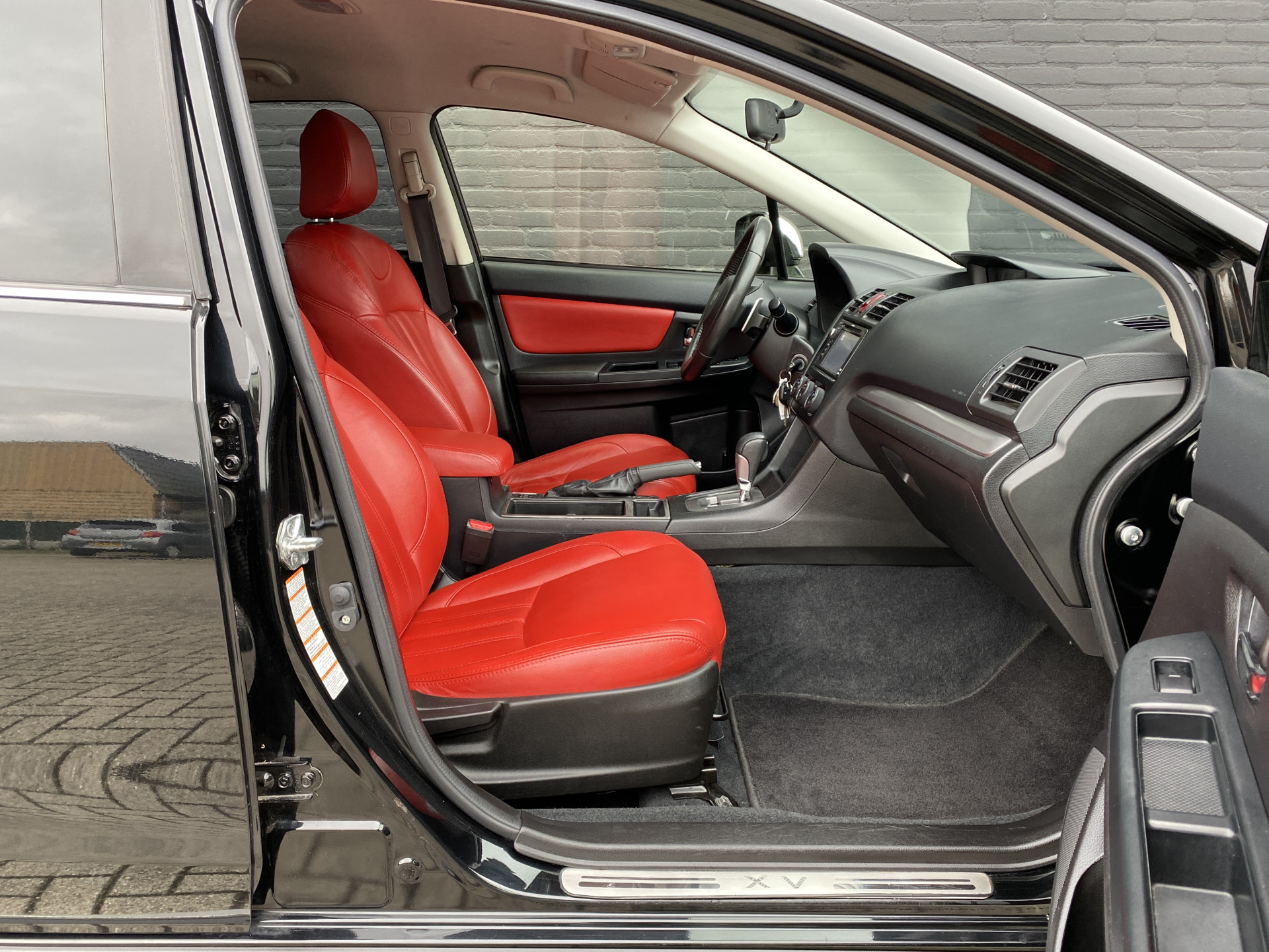 Subaru XV 2.0i Luxury AWD 150 pk AUT. | dealer onderhouden | navigatie | trekhaak | leder interieur | camera | all season banden