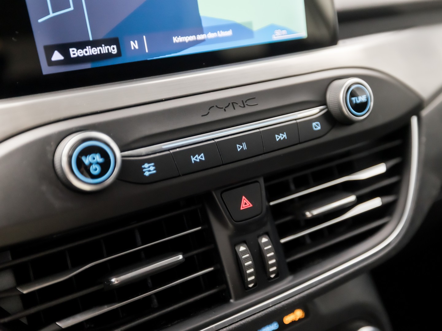 Ford Focus Wagon 1.0 EcoBoost Titanium Sport (APPLE CARPLAY, GROOT NAVI, STUUR/STOELVERWARMING, KEYLESS, SPORTSTOELEN, GETINT GLAS, LM VELGEN, CRUISE, NIEUWSTAAT)