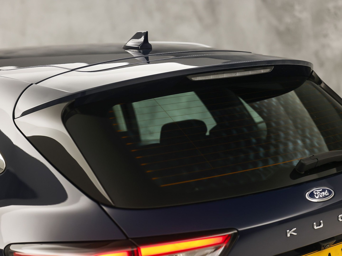 Ford Kuga 2.5 PHEV Titanium 225Pk Automaat (VIRTUAL COCKPIT, APPLE CARPLAY, GROOT NAVI, CAMERA, TREKHAAK, SPORTSTOELEN, KEYLESS, CRUISE, LANE ASSIST, NIEUWSTAAT)