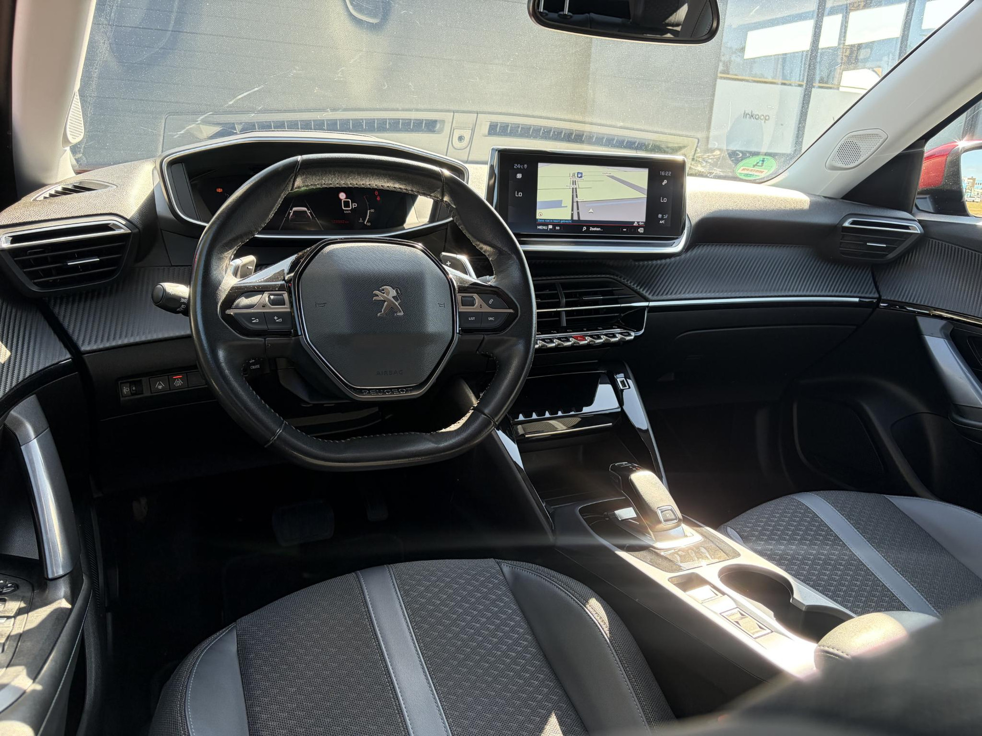 Peugeot 2008 1.2 PureTech Allure ✓Recent beurt gehad✓D-riem vv in 06-2025✓360° Camera✓Draadloze telefoonlader✓Carplay✓Keyless✓Automaat✓Trekhaak✓Halfleder✓Navi✓Clima✓Cruise✓131pk✓Lm velgen✓2e Eigenaar✓Pdc V+A✓Rijstrooksensor✓N.A.P✓Apk tot 04-2028