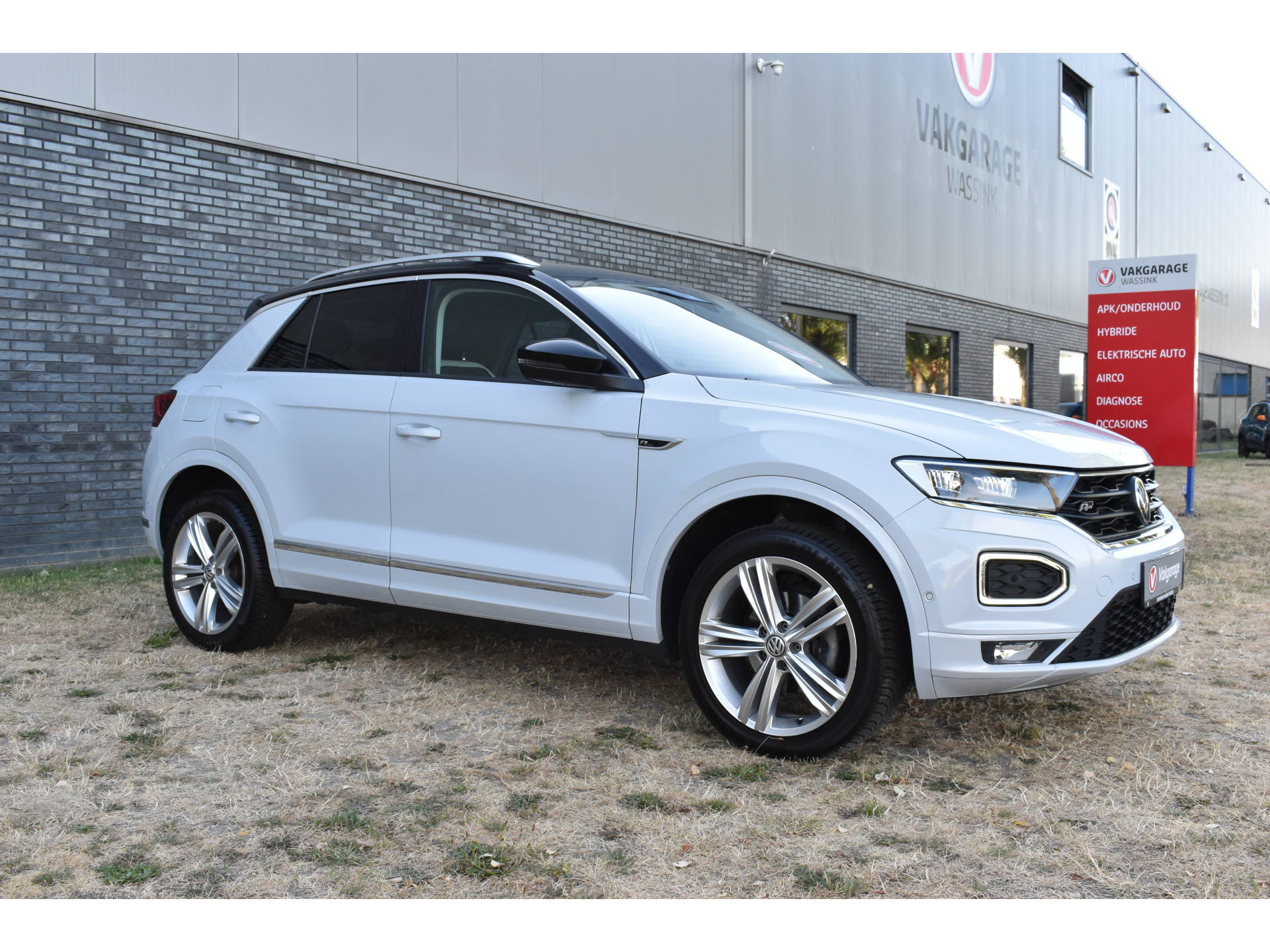 Volkswagen T-Roc 1.5 TSI Sport Business R Carplay Automaat R-line Zwart dak