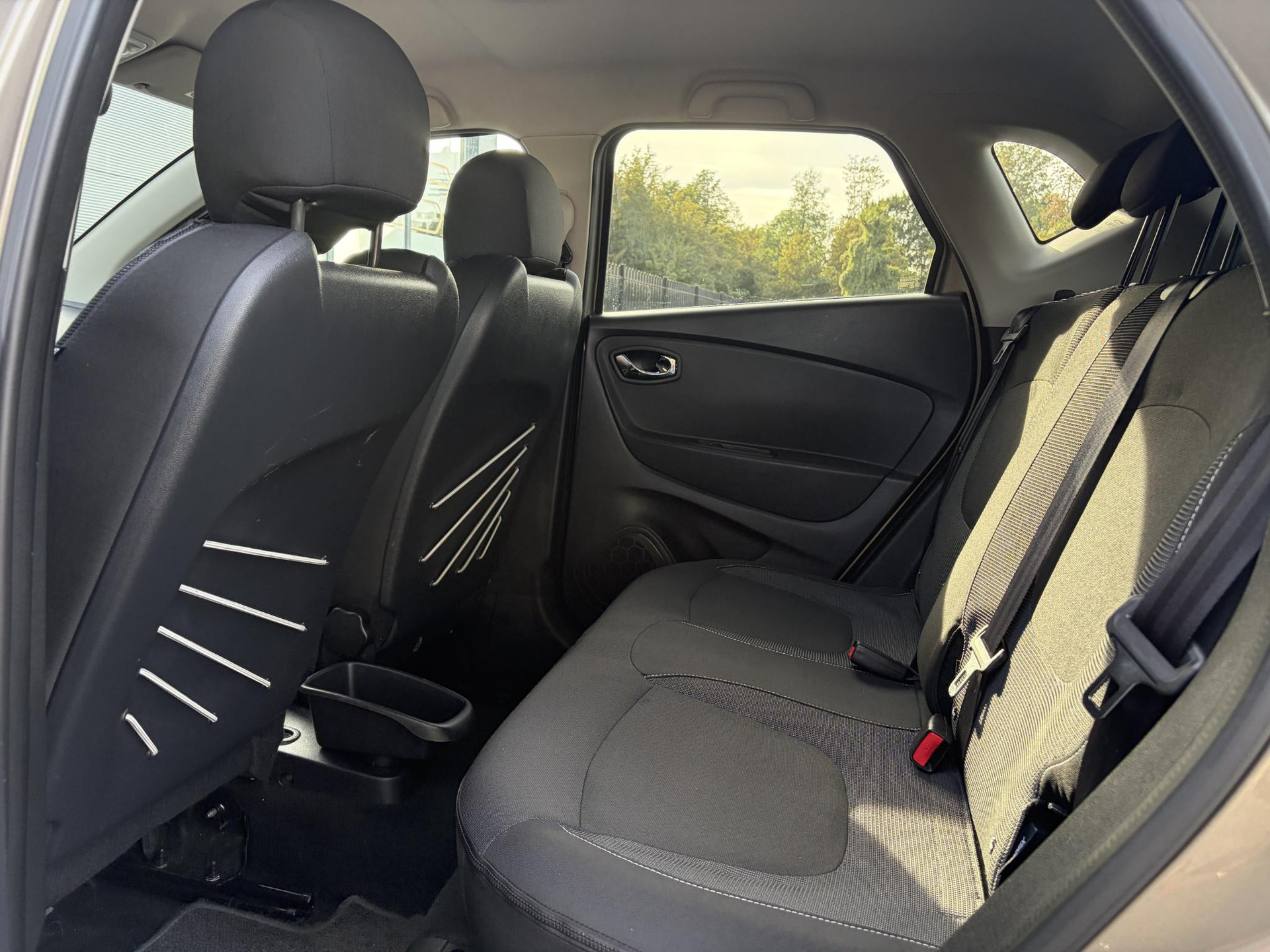 Renault Captur 1.2 TCe Dynamique ✓Navi✓Trekhaak✓Keyless✓Clima✓Cruise✓Dealer Onderhouden✓Automaat✓120pk✓Lm velgen✓Pdc✓N.A.P✓Apk tot 06-2027