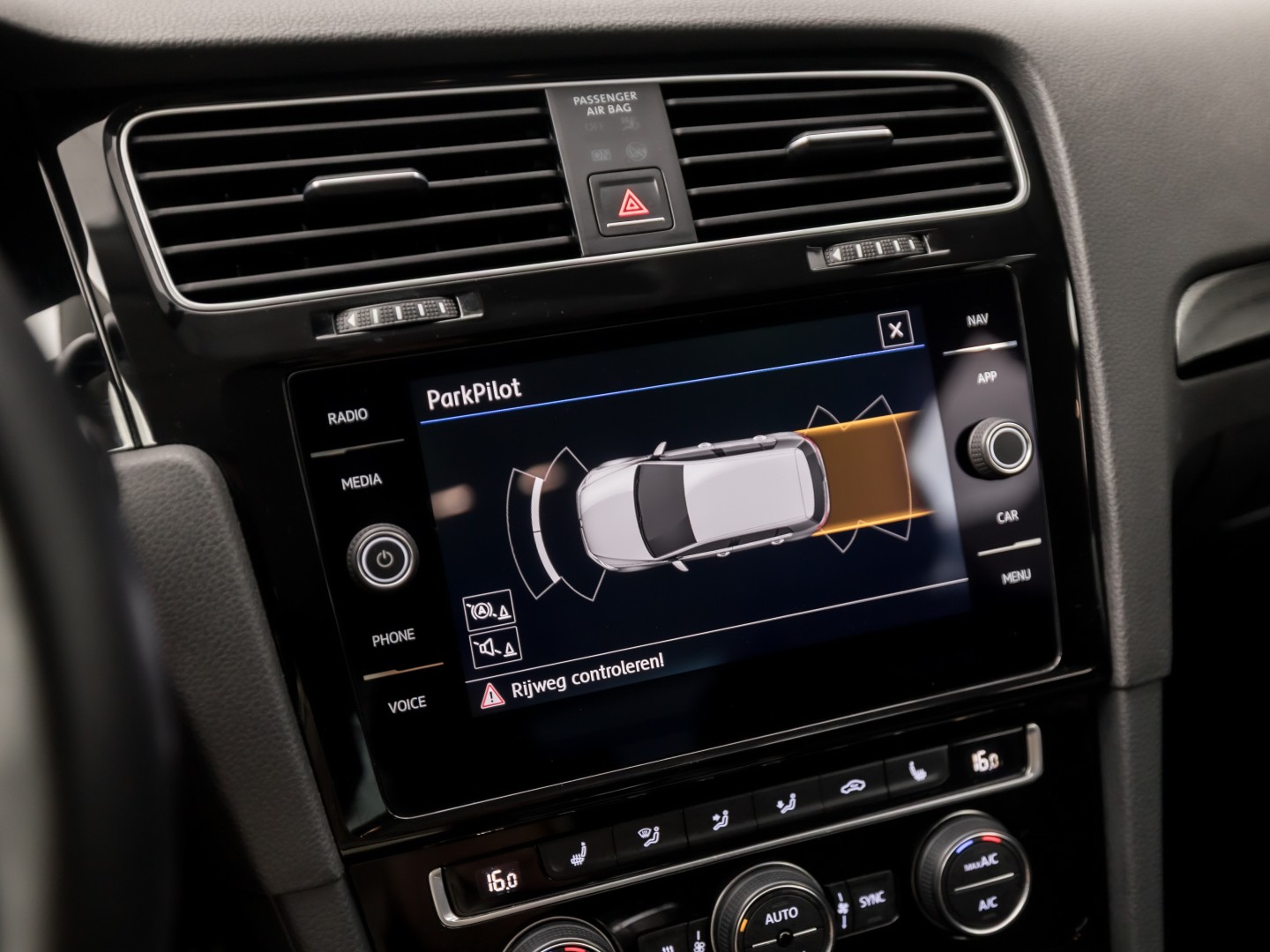 Volkswagen Golf 1.5 TSI 131PK Sportline (APPLE CARPLAY, GROOT NAVI, 4 CILINDER, CLIMATE, LED KOPLAMPEN, STOELVERWARMING, SPORTSTOELEN, GETINT GLAS, LM VELGEN, ADAPTIVE CRUISE, PARKEERSENSOREN, NIEUWSTAAT)