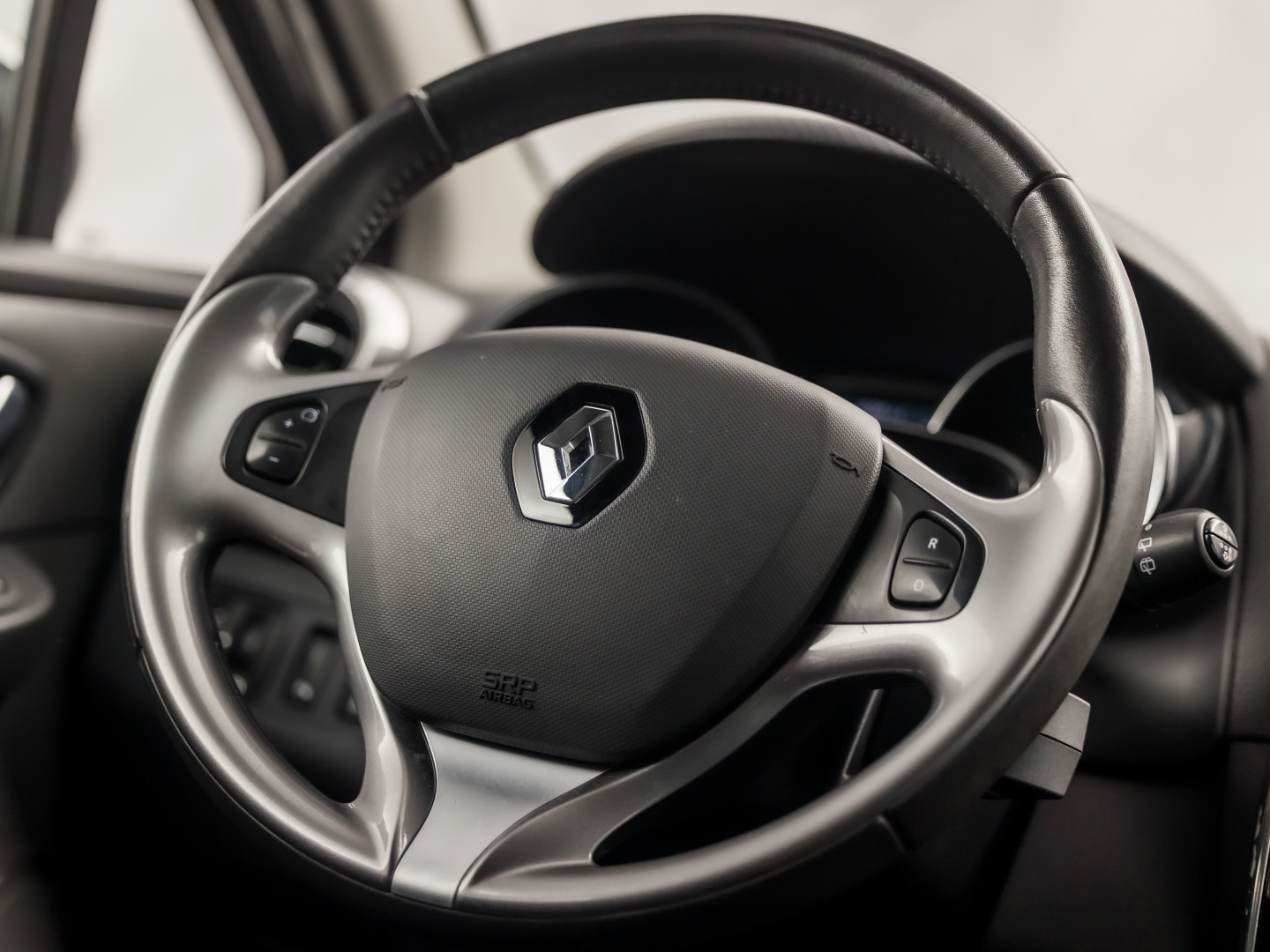 Renault Clio Estate 0.9 TCe Dynamic Sport (NAVIGATIE, LM VELGEN, GETINT GLAS, SPORTSTOELEN, CRUISE, PARKEERSENSOREN, NIEUWE APK, NIEUWSTAAT)