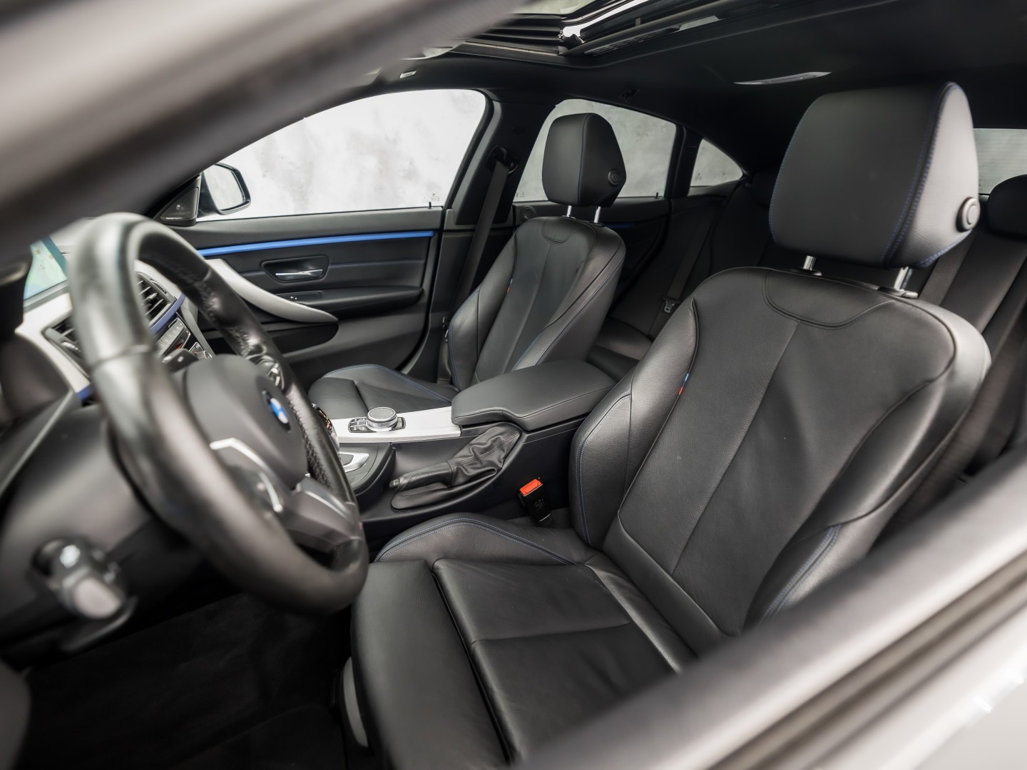 BMW 4-serie Gran Coupé 418i M Sport Automaat (SCHUIFDAK, M PAKKET, GROOT NAVI, HARMAN/KARDON, STOELVERWARMING, GETINT GLAS, SPORTSTOELEN, PARKEERSENSOREN, NIEUWE APK, NIEUWSTAAT)