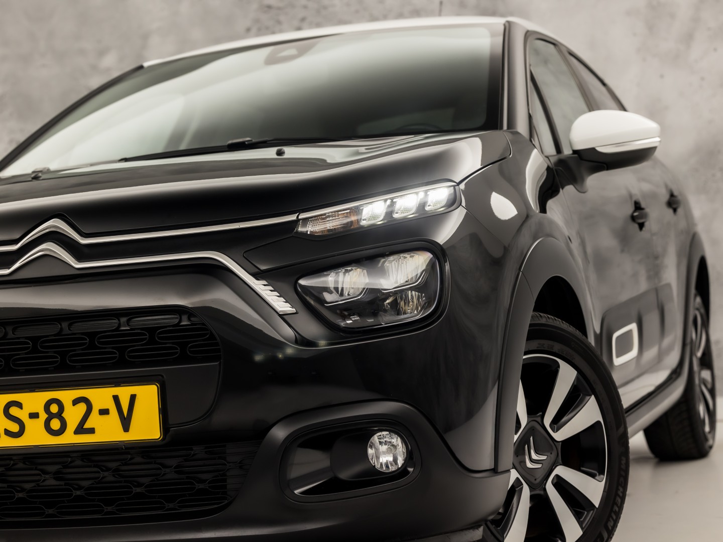 Citroën C3 1.2 PureTech Shine Sport Automaat (APPLE CARPLAY, GROOT NAVI, CAMERA, LEDER, STOELVERWARMING, SPORTSTOELEN, GETINT GLAS, CRUISE, NIEUWSTAAT)