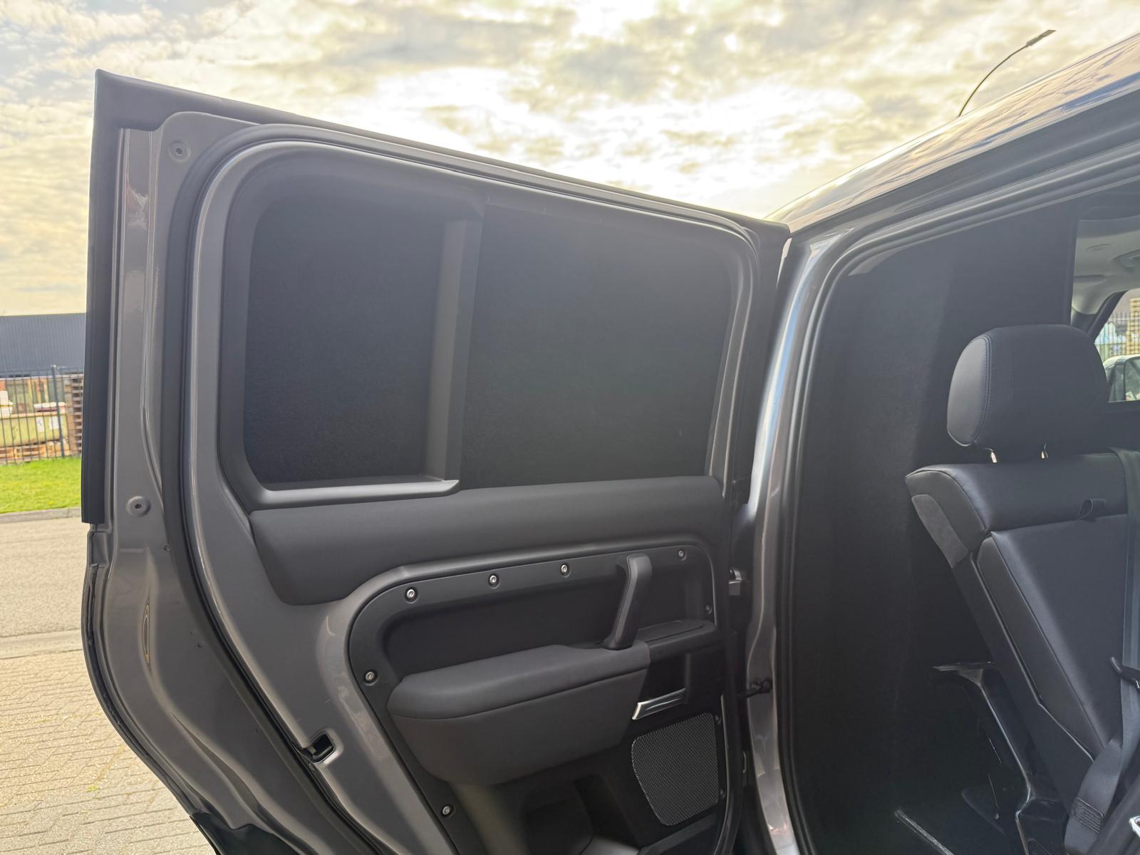 Land Rover Defender 2.0 D240 110 S | 3/6/12MND GARANTIE | GRIJSKENTEKEN| PANO | CRUISE | LED | CARPLAY | DAB | NAVI | LMV |