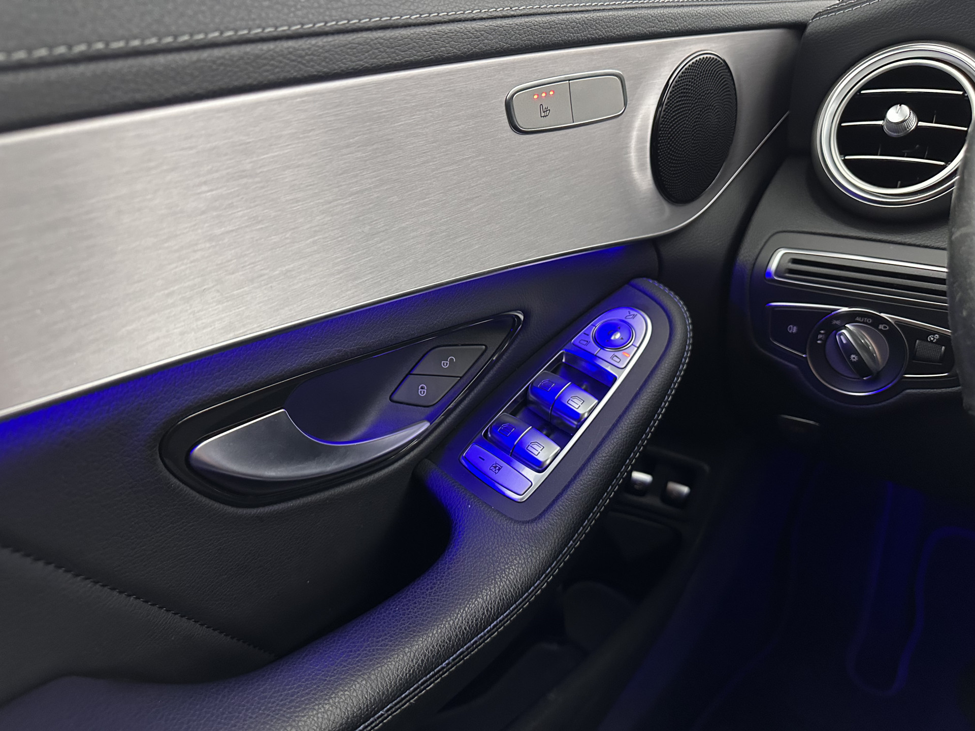 Mercedes-Benz C-klasse Estate 300 e AMG Limited Business Solution ( Plug-in ) (INCL-BTW) Aut. *LEATHER-ALCANTARA | FULL-LED | NAVI-FULLMAP | TOPVIEW | BLINDSPOT | PREMIUM-AUDIO | DAB | CARPLAY | AMBIENTLIGHT | DIGI-COCKPIT | SPORTSEATS | TOWBAR | 18"ALU*