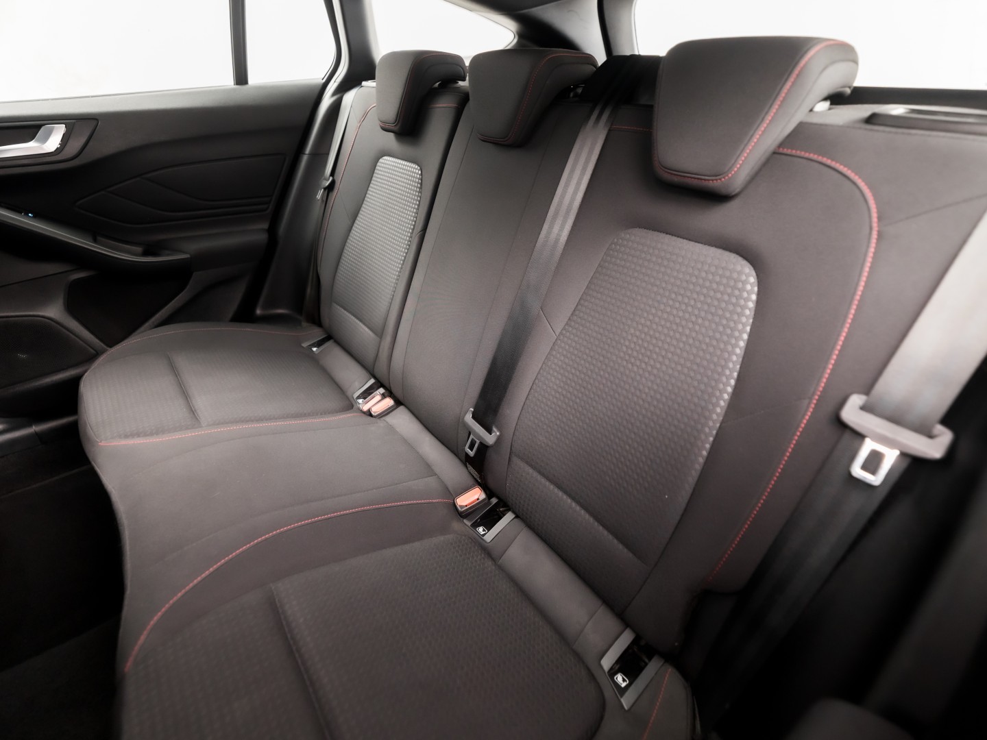 Ford Focus Wagon 1.0 EcoBoost ST Line Sport 125PK (APPLE CARPLAY, GROOT NAVI, STUUR/STOELVERWARMING, GETINT GLAS, CAMERA, ADAPTIVE CRUISE, SPORTSTOELEN, KEYLESS, LANE ASSIST, NIEUWSTAAT)